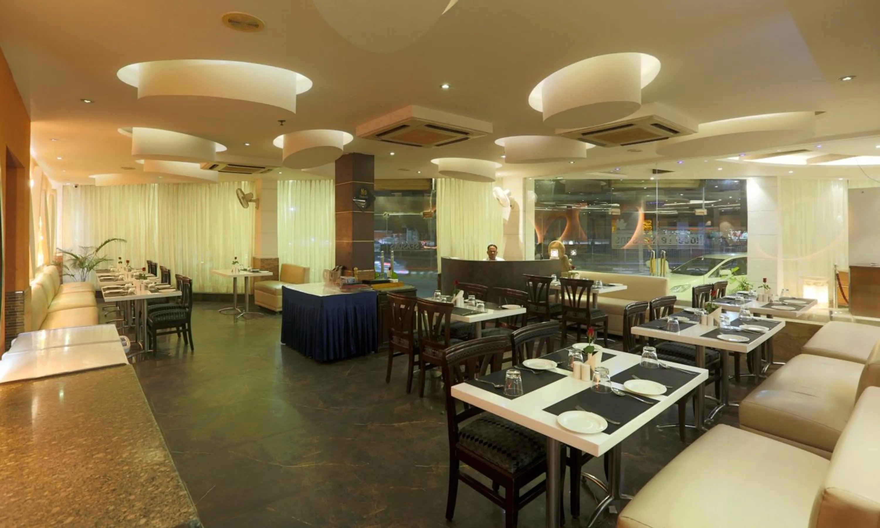 Restaurant/places to eat in Airport Hotel Le Seasons New Delhi