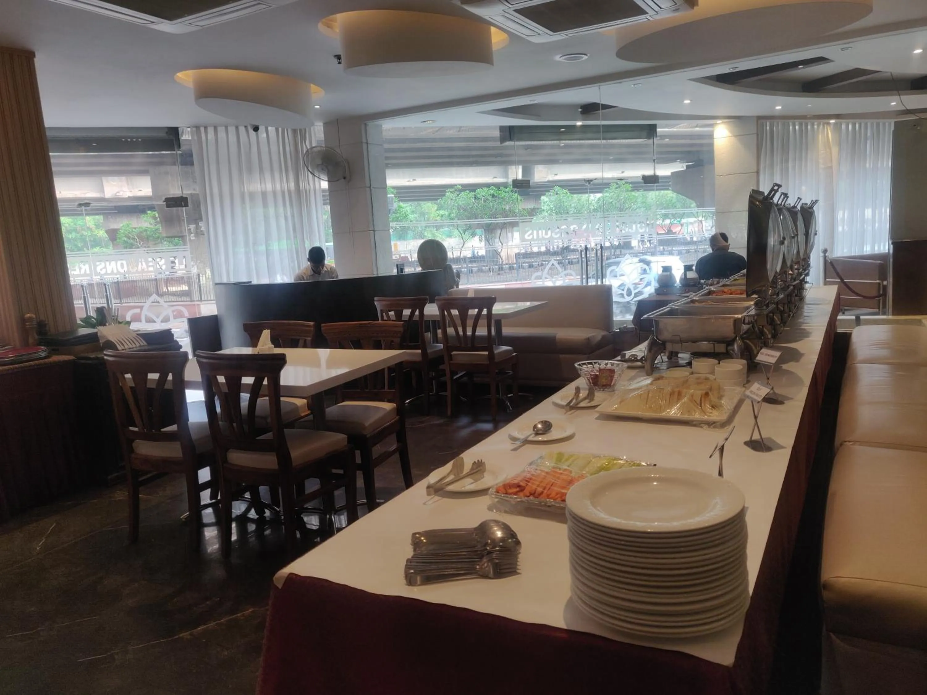 Breakfast in Airport Hotel Le Seasons New Delhi