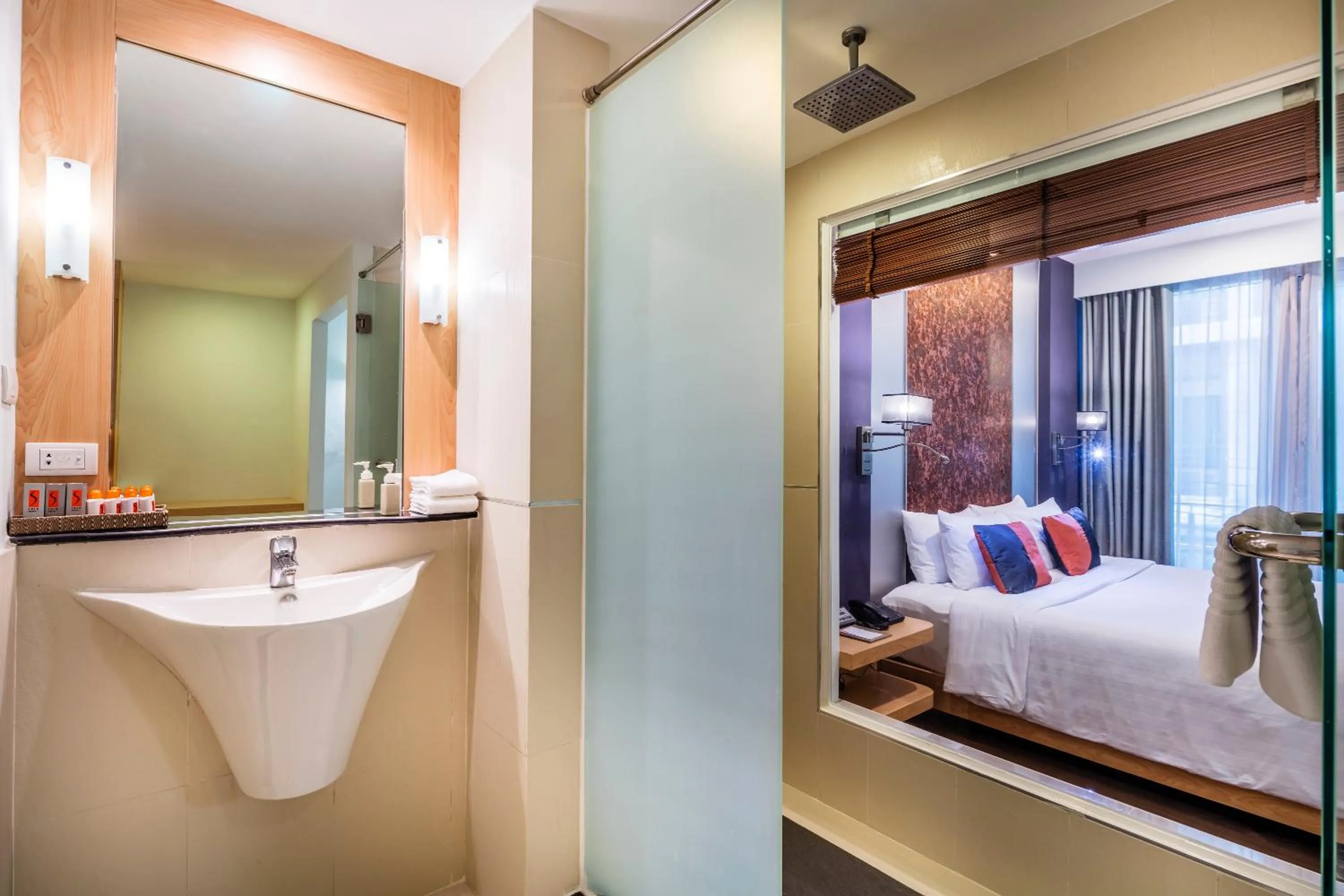 Bathroom, Bed in Hotel Solo, Sukhumvit 2, Bangkok - SHA Extra Plus