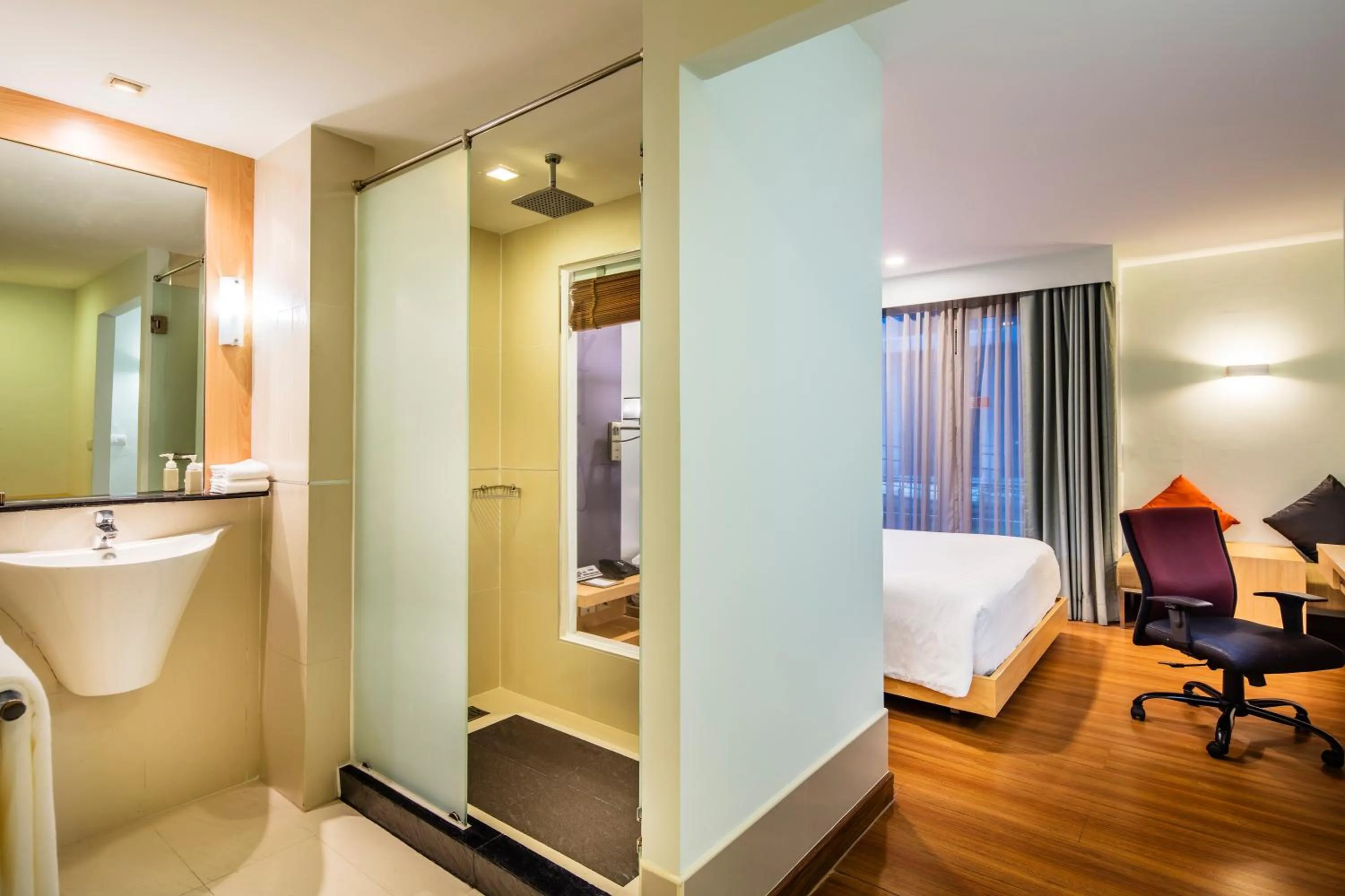 Bathroom, Bed in Hotel Solo, Sukhumvit 2, Bangkok - SHA Extra Plus