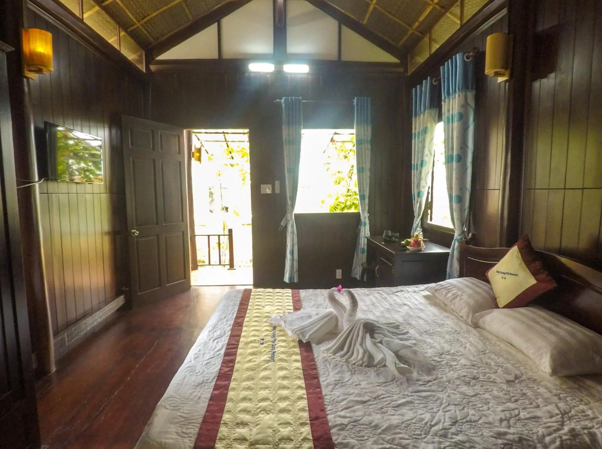 Bedroom, Bed in Hung Vuong Resort