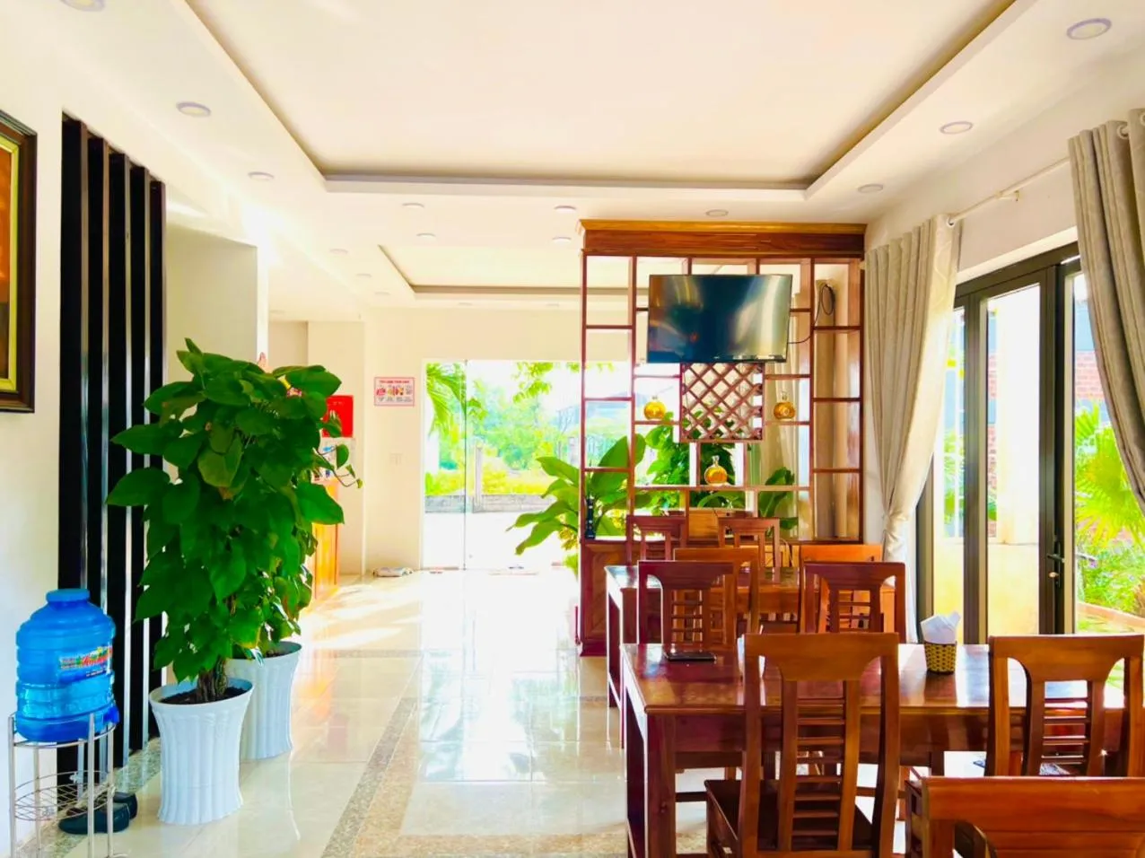 Restaurant/places to eat in Hung Vuong Resort