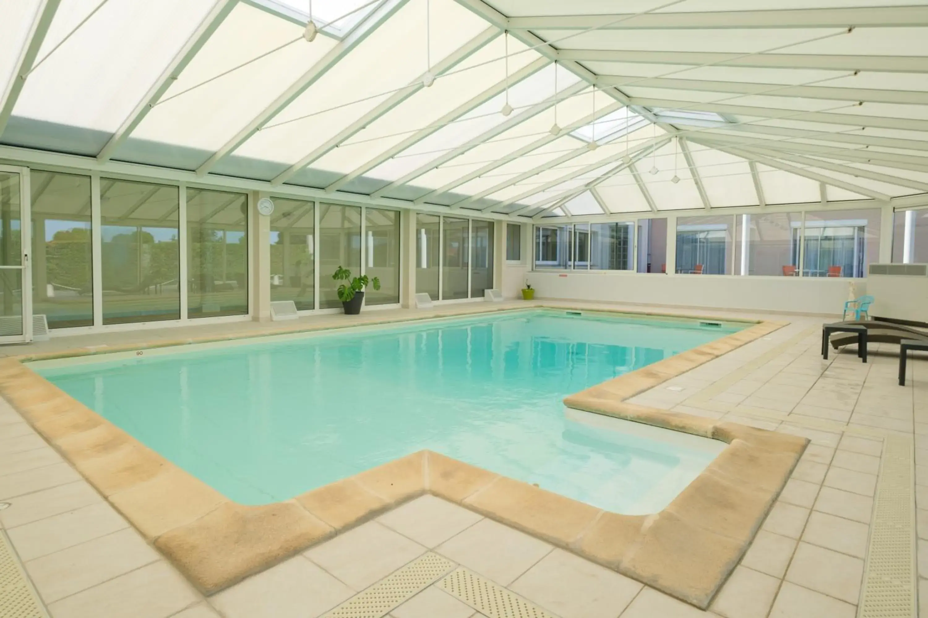 Swimming pool in Hostellerie Du Mont Aimé Swimming pool in Hostellerie Du Mont Aimé