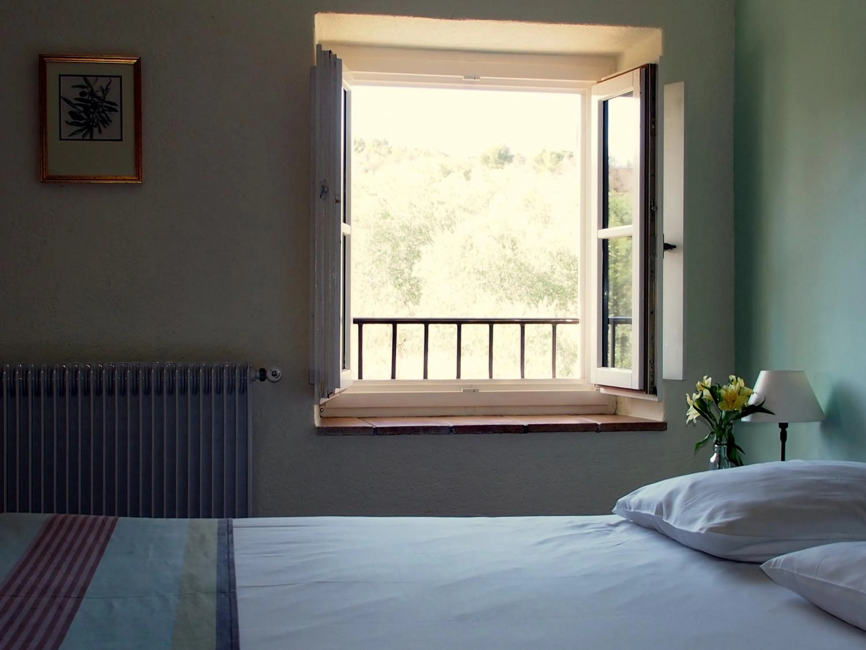Garden view, Bed in Hotel Le Moulin du Château
