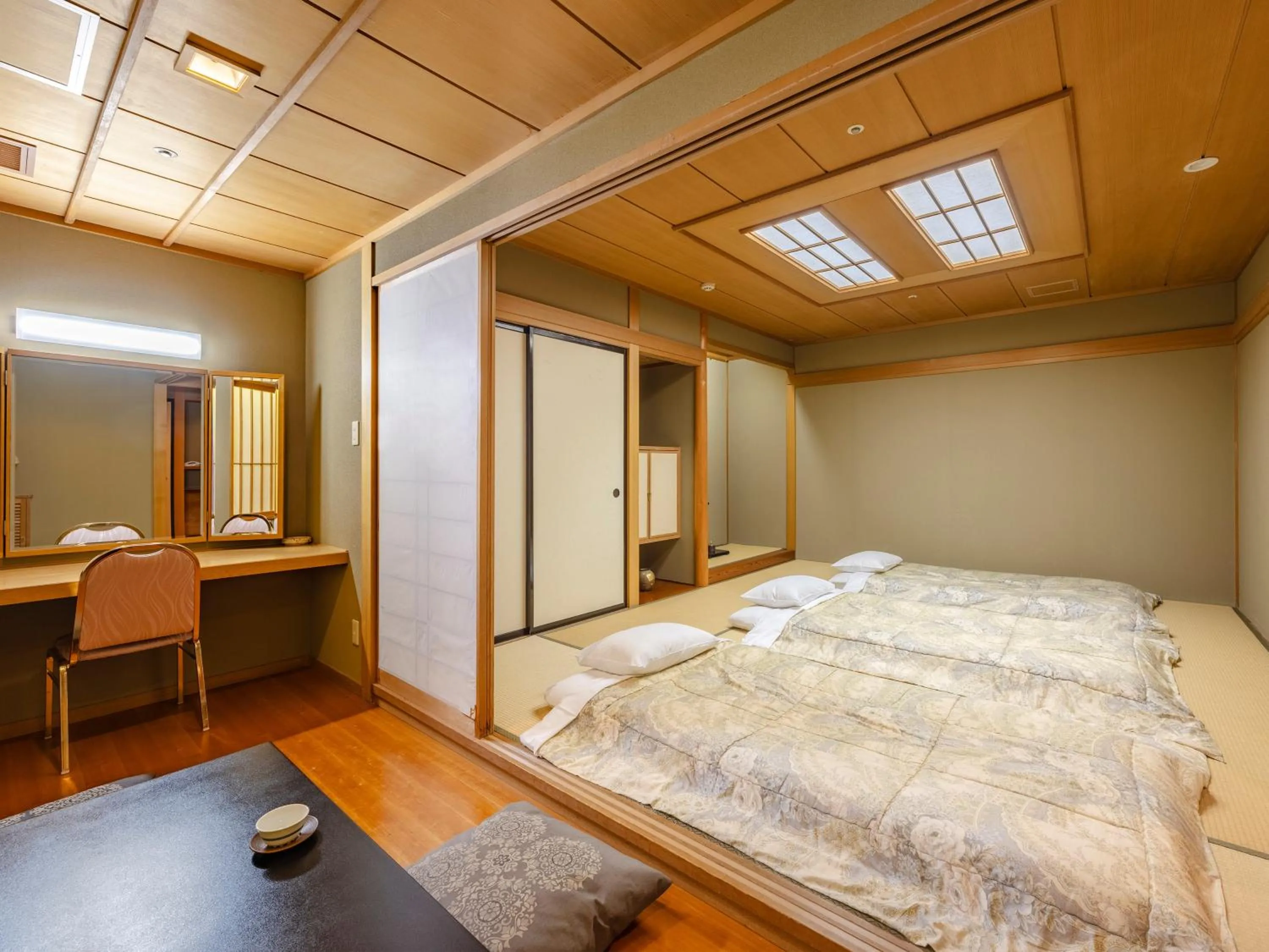 Photo of the whole room, Bed in Tsubamesanjo Washington Hotel