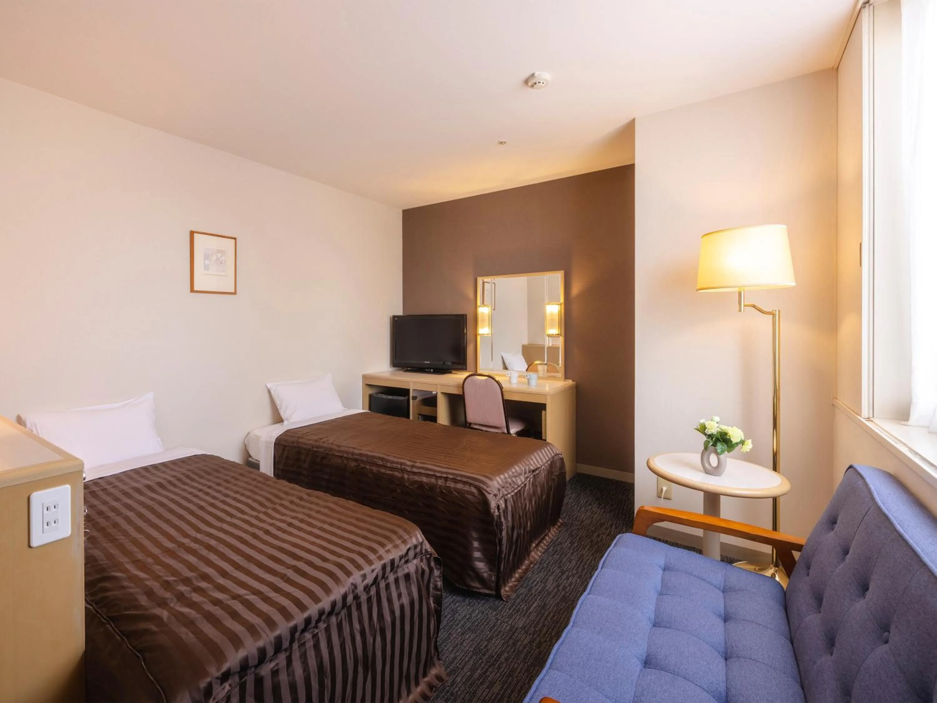 Photo of the whole room, Bed in Tsubamesanjo Washington Hotel