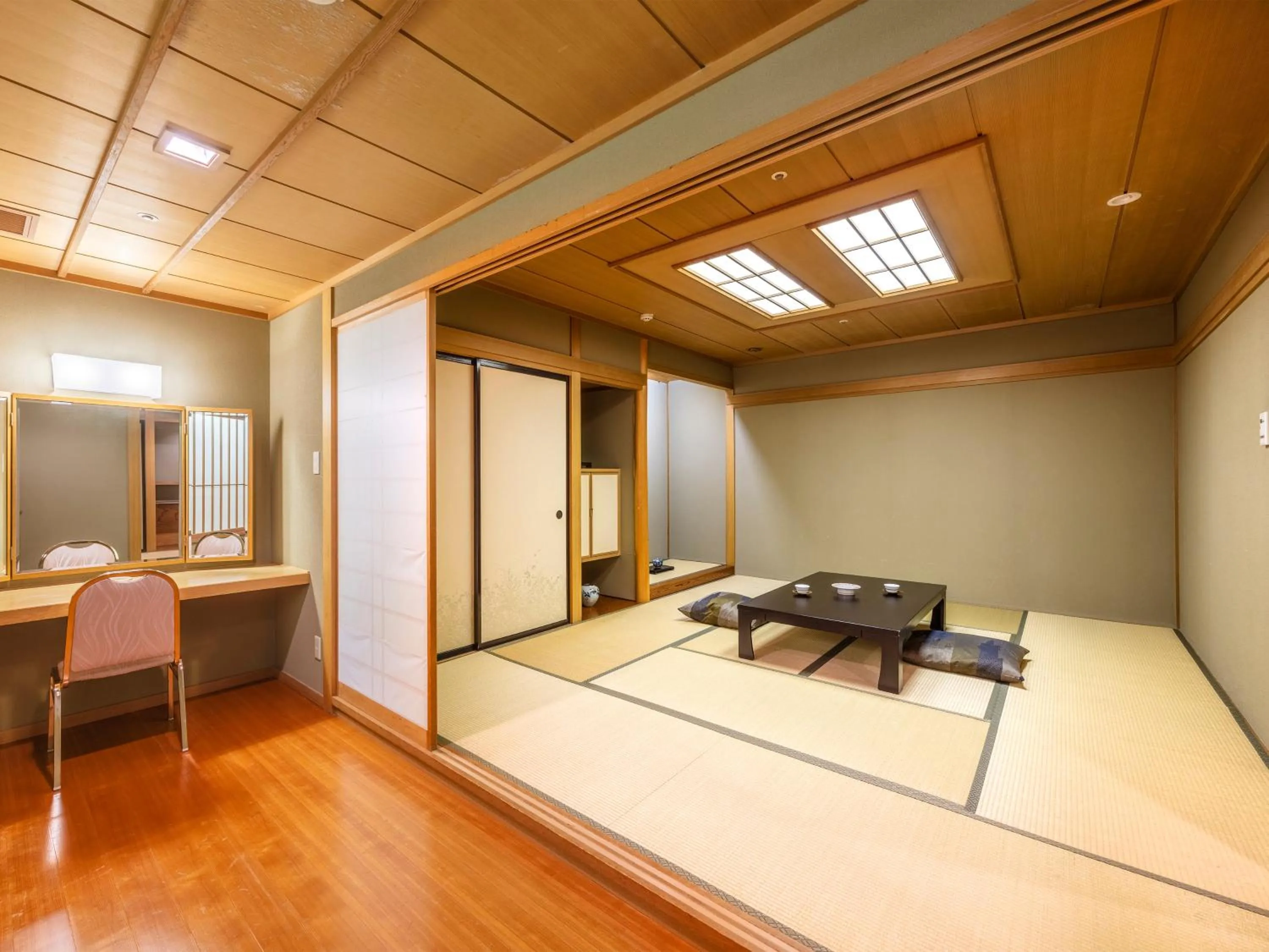 Photo of the whole room in Tsubamesanjo Washington Hotel