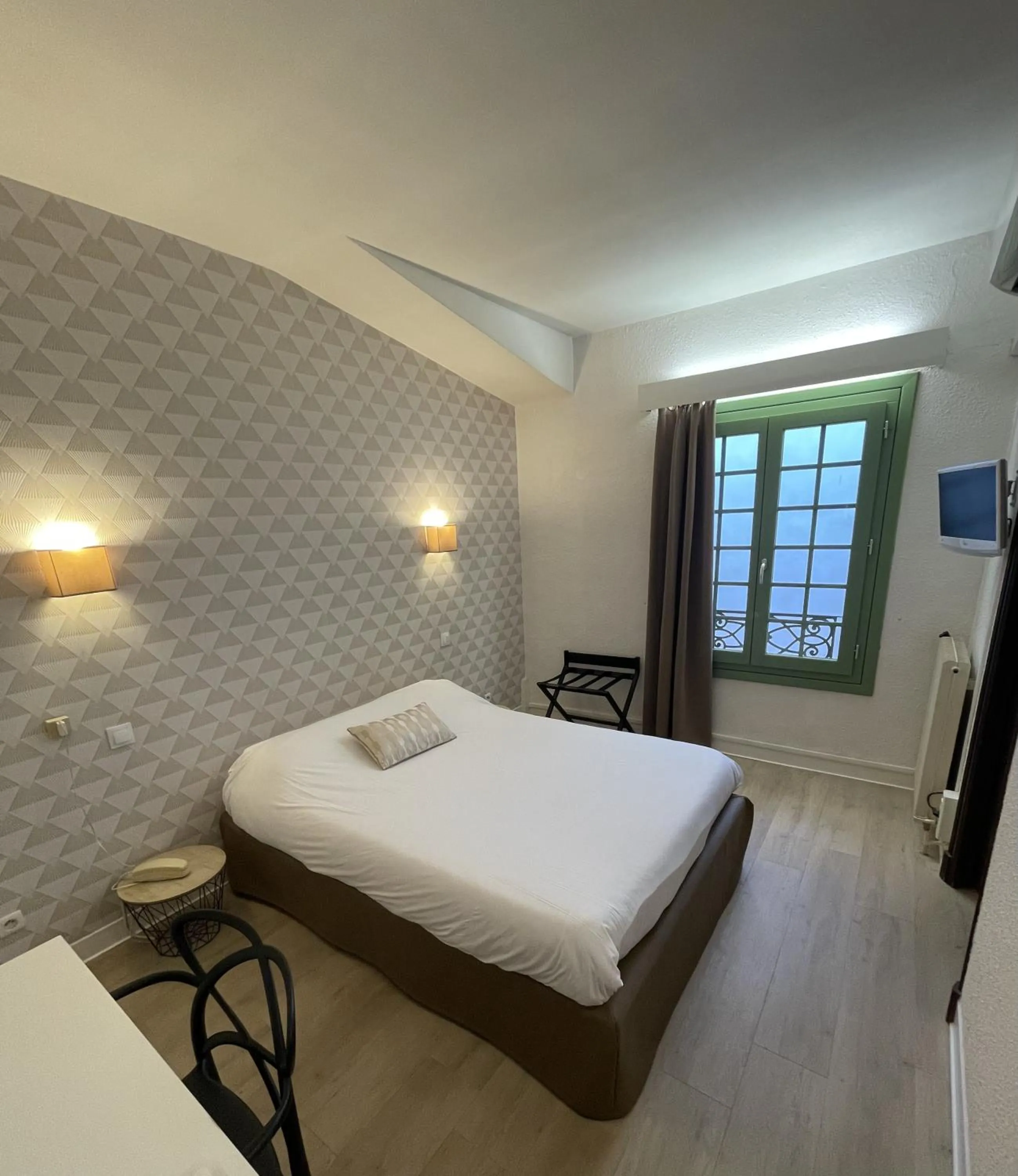 Photo of the whole room, Bed in Hôtel De La Loge