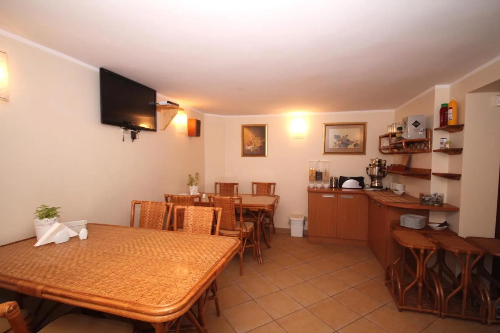 Dining area in Willa Atrium
