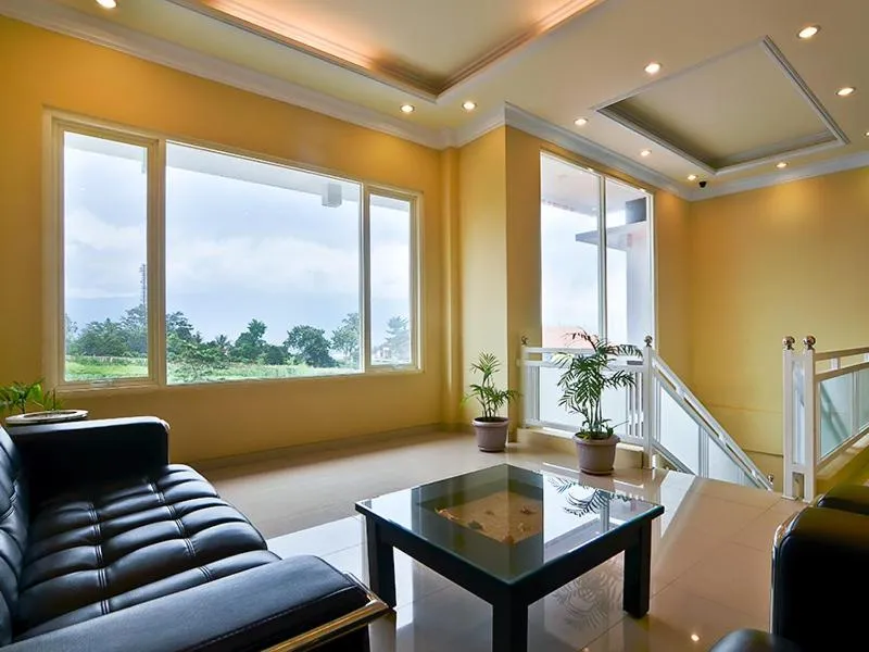 Communal lounge/ TV room in Riverstone Hotel & Cottage