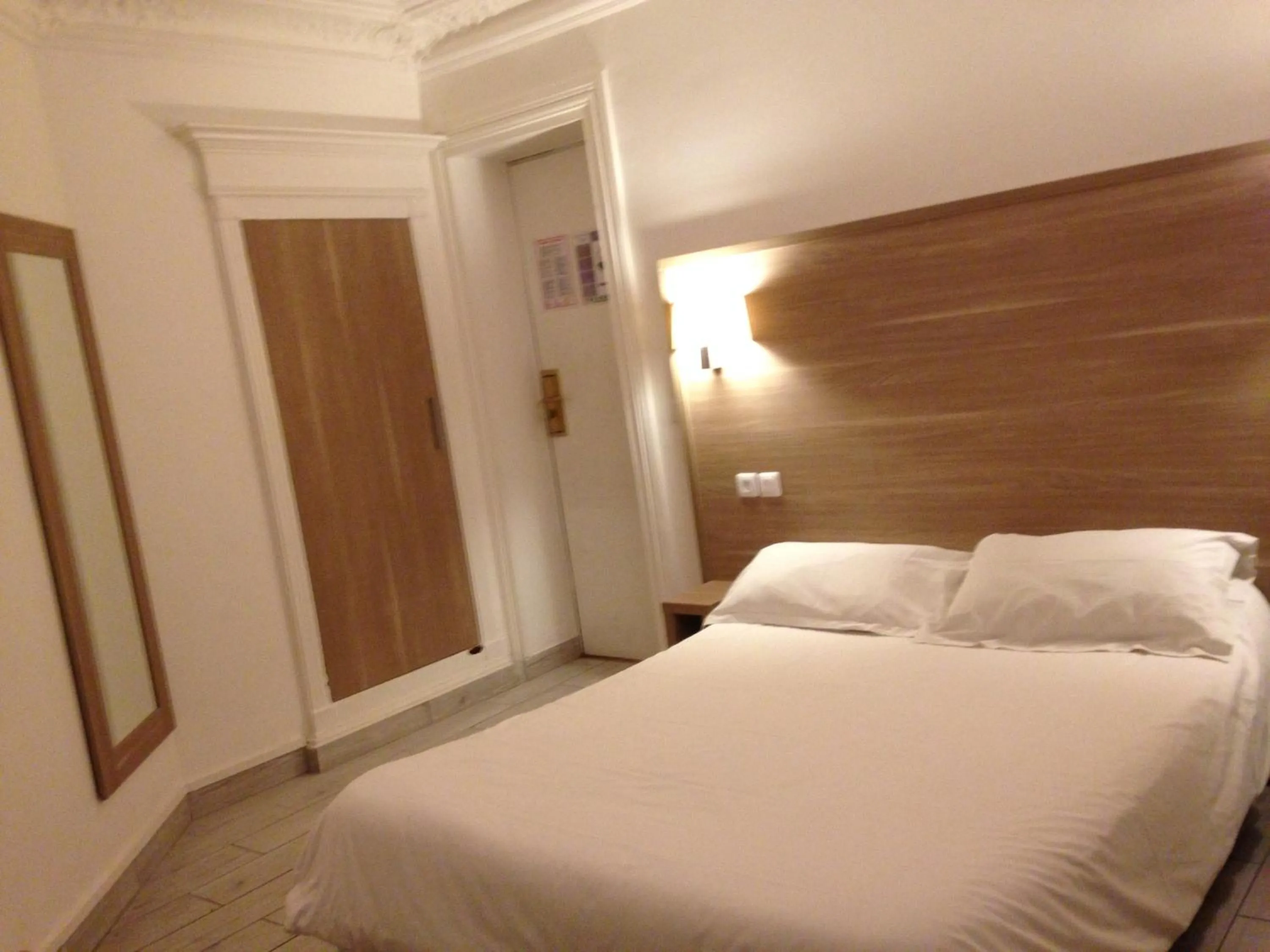 Bedroom, Bed in Hotel Montana Paris Lafayette