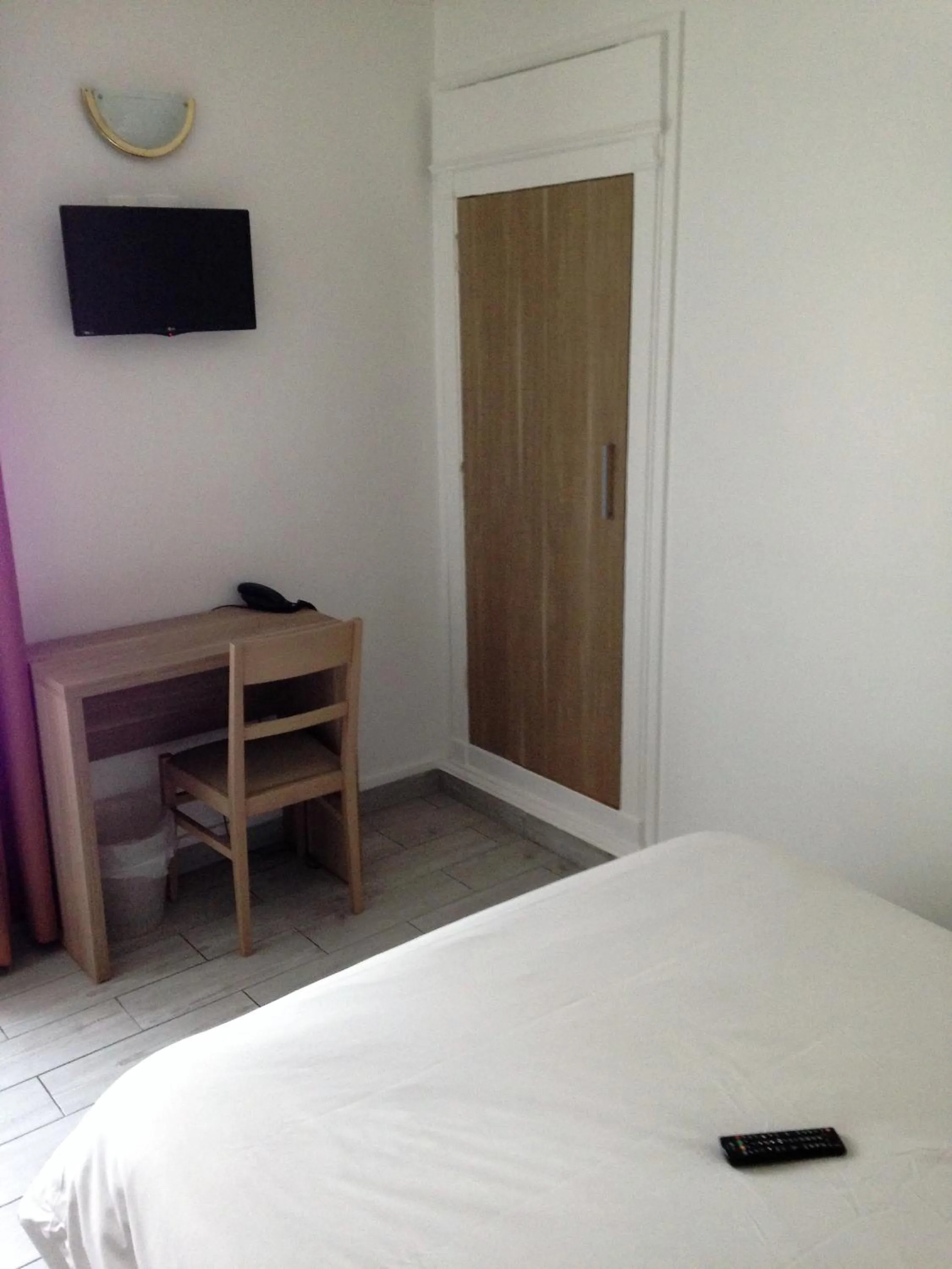 Other, Bed in Hotel Montana Paris Lafayette