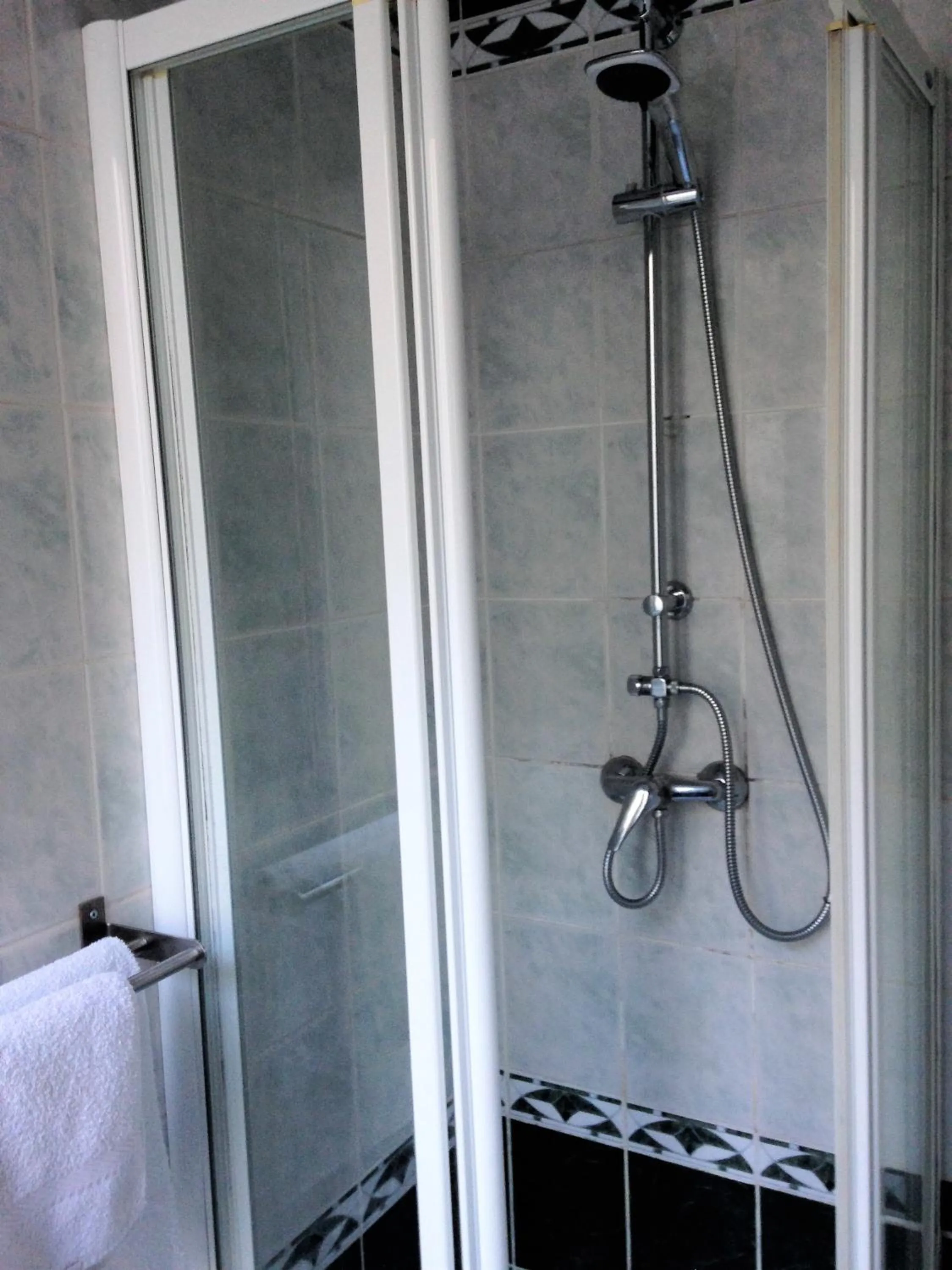 Shower in Hotel Montana Paris Lafayette