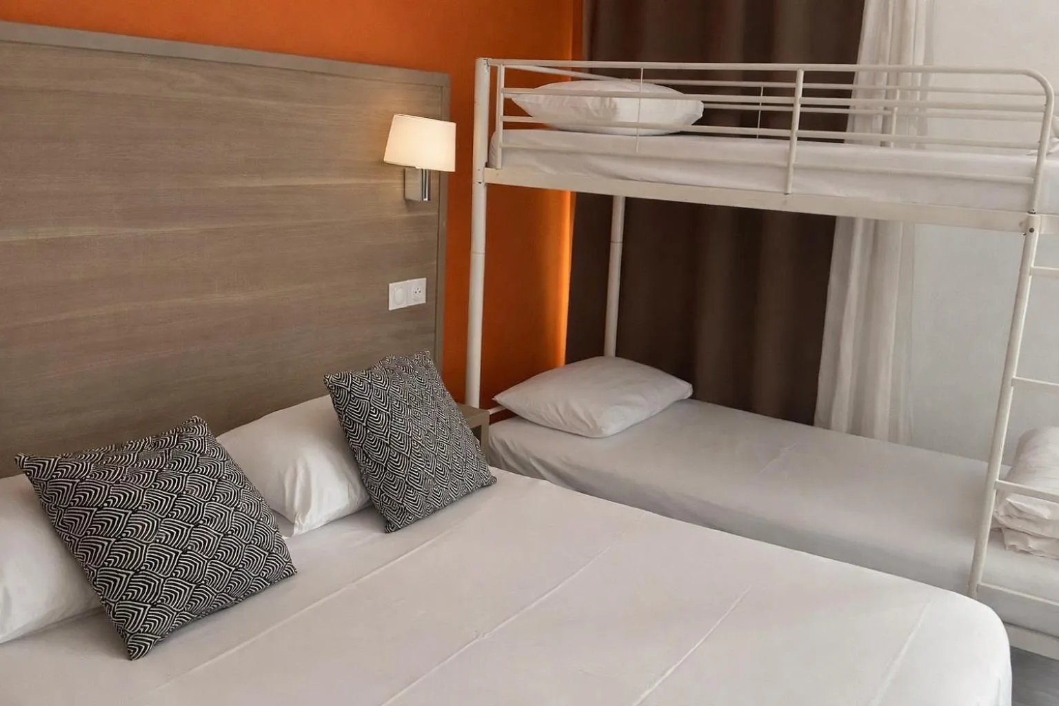 Bed in Hotel Montana Paris Lafayette