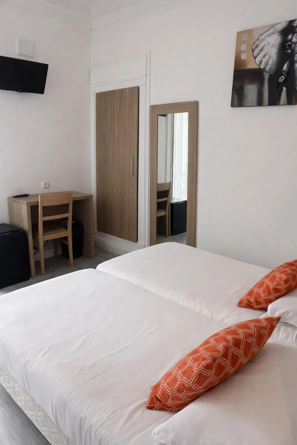 Bed in Hotel Montana Paris Lafayette