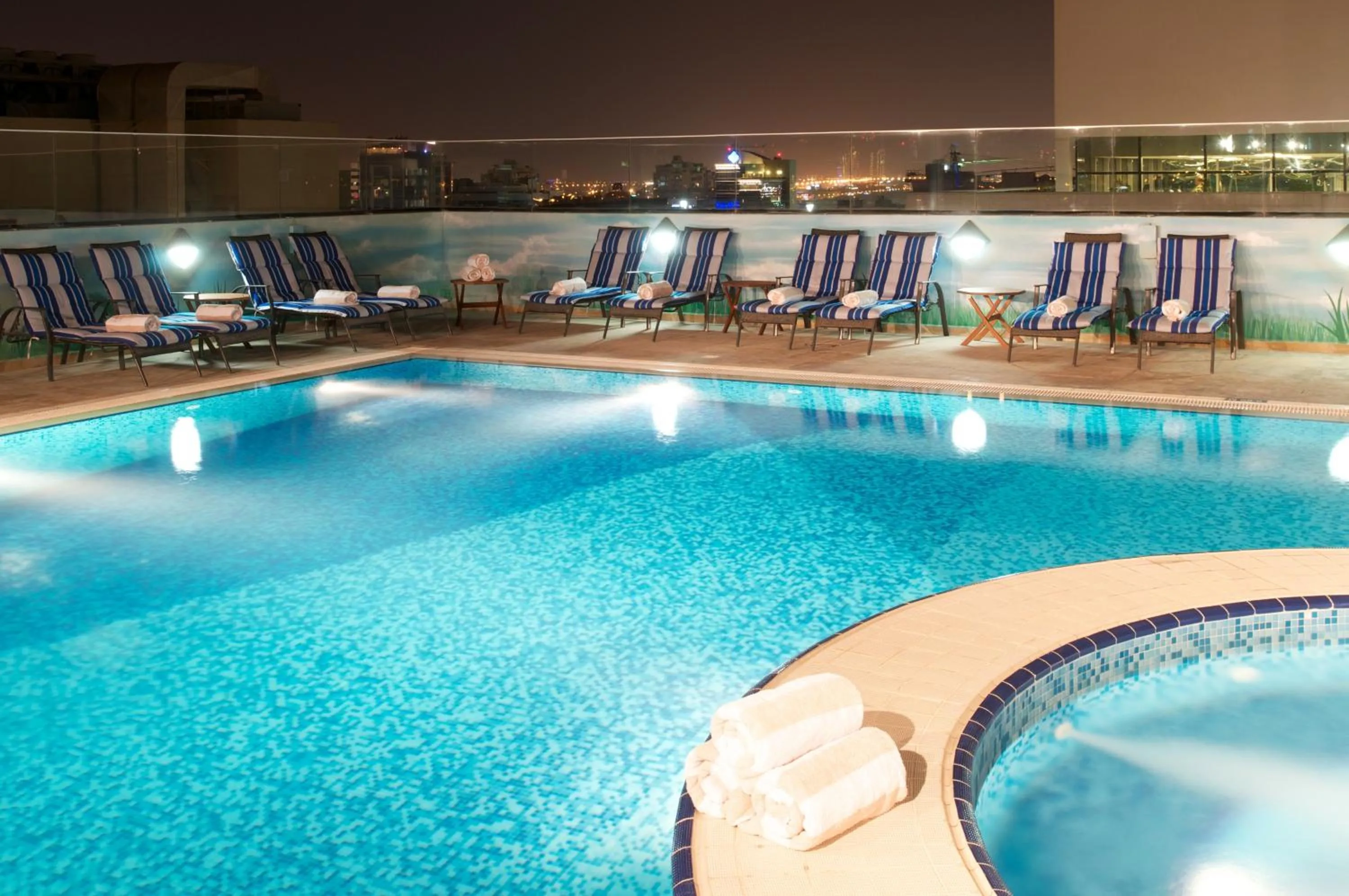 Swimming pool in Montreal Barsha Hotel
