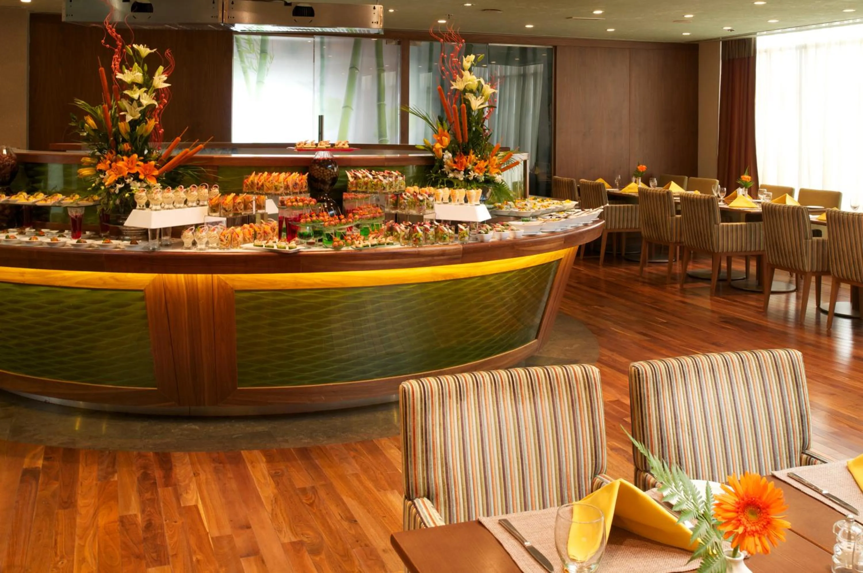 Restaurant/places to eat in Montreal Barsha Hotel