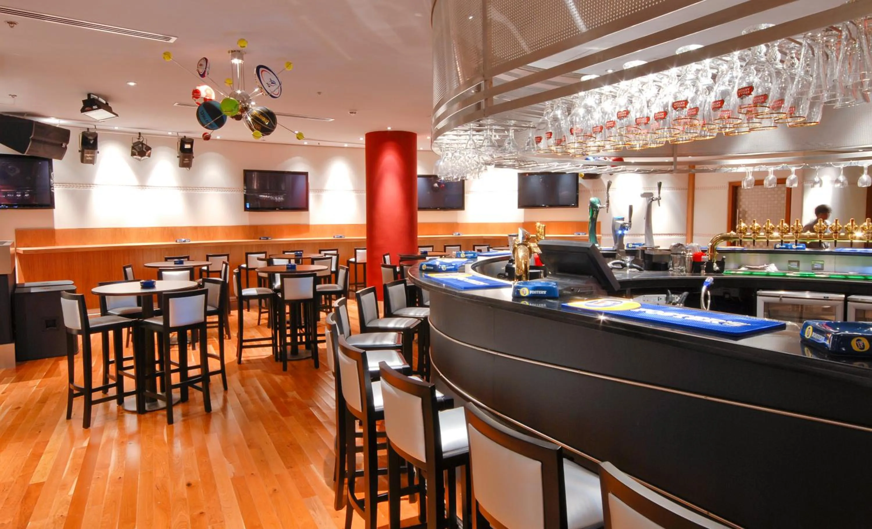 Restaurant/places to eat in Montreal Barsha Hotel