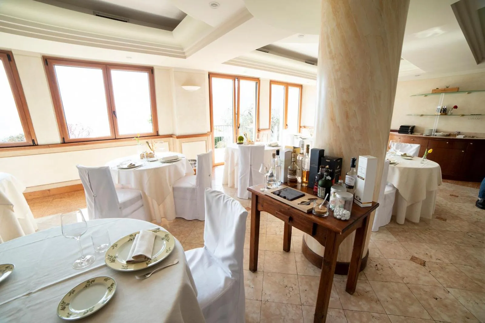 Restaurant/places to eat in Hotel Miranda