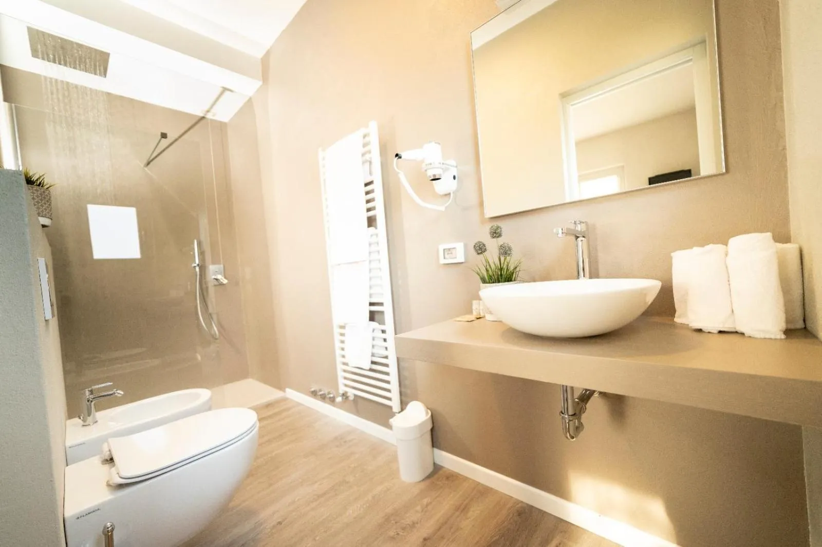 Bathroom in Hotel Miranda