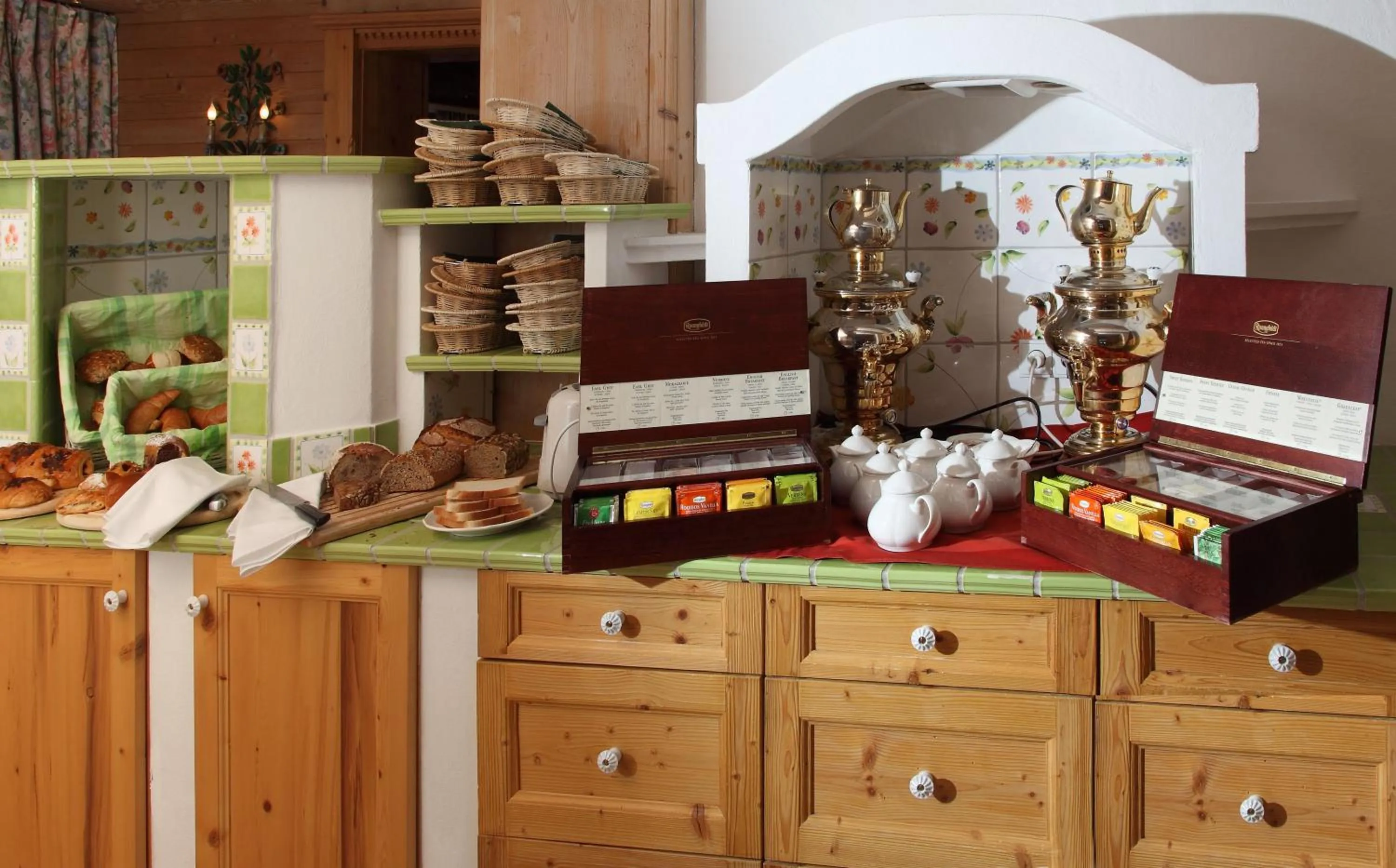 Restaurant/places to eat in Hotel Anemone