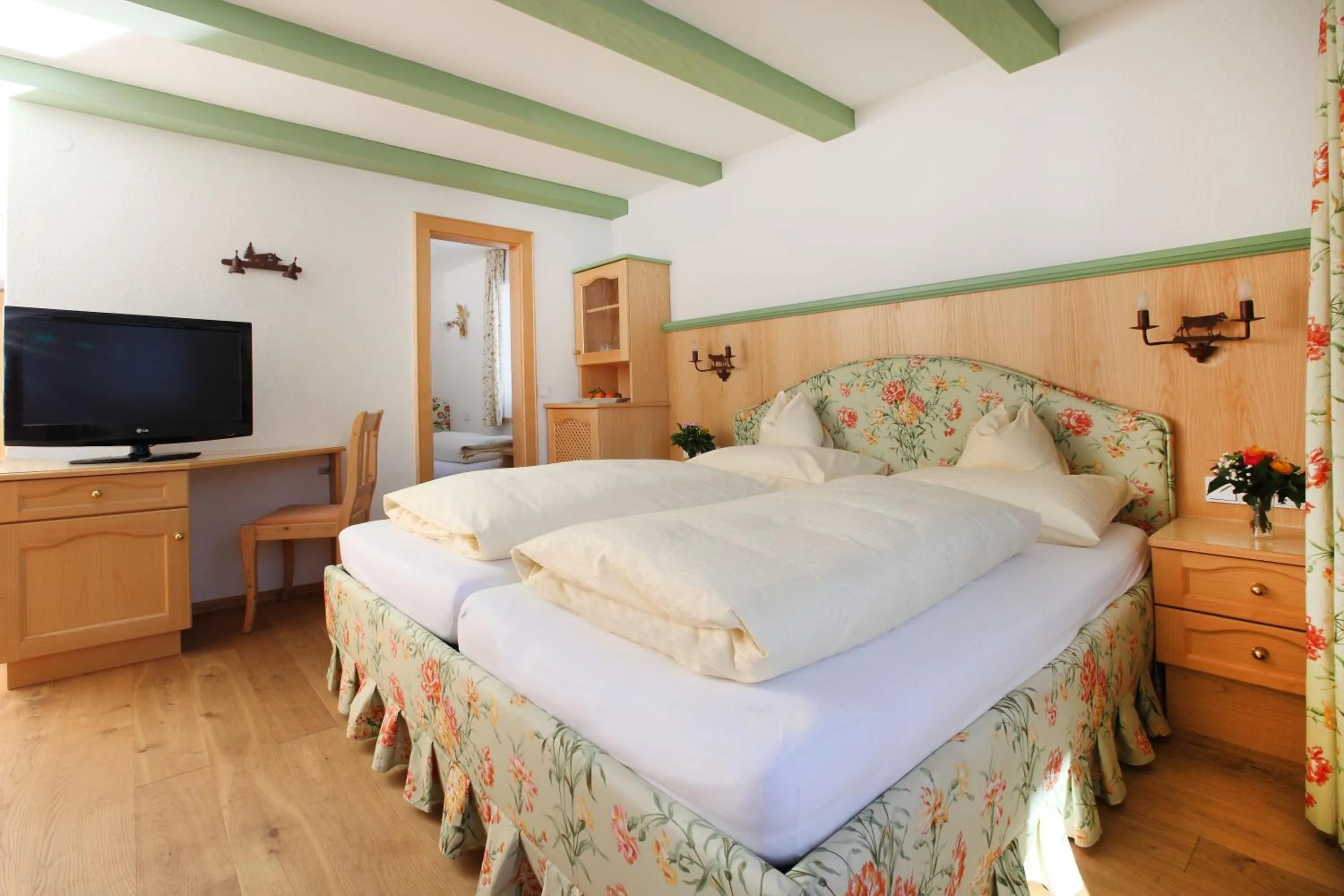 Communal lounge/ TV room, Bed in Hotel Anemone