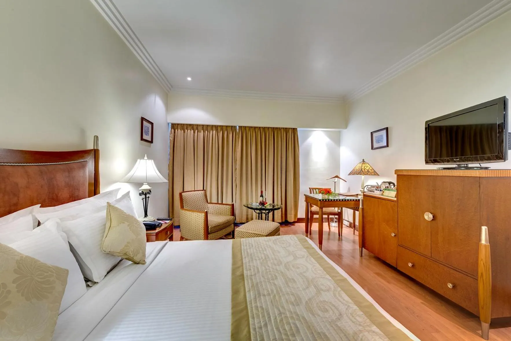 Photo of the whole room, Bed in Hotel Hindusthan International, Kolkata