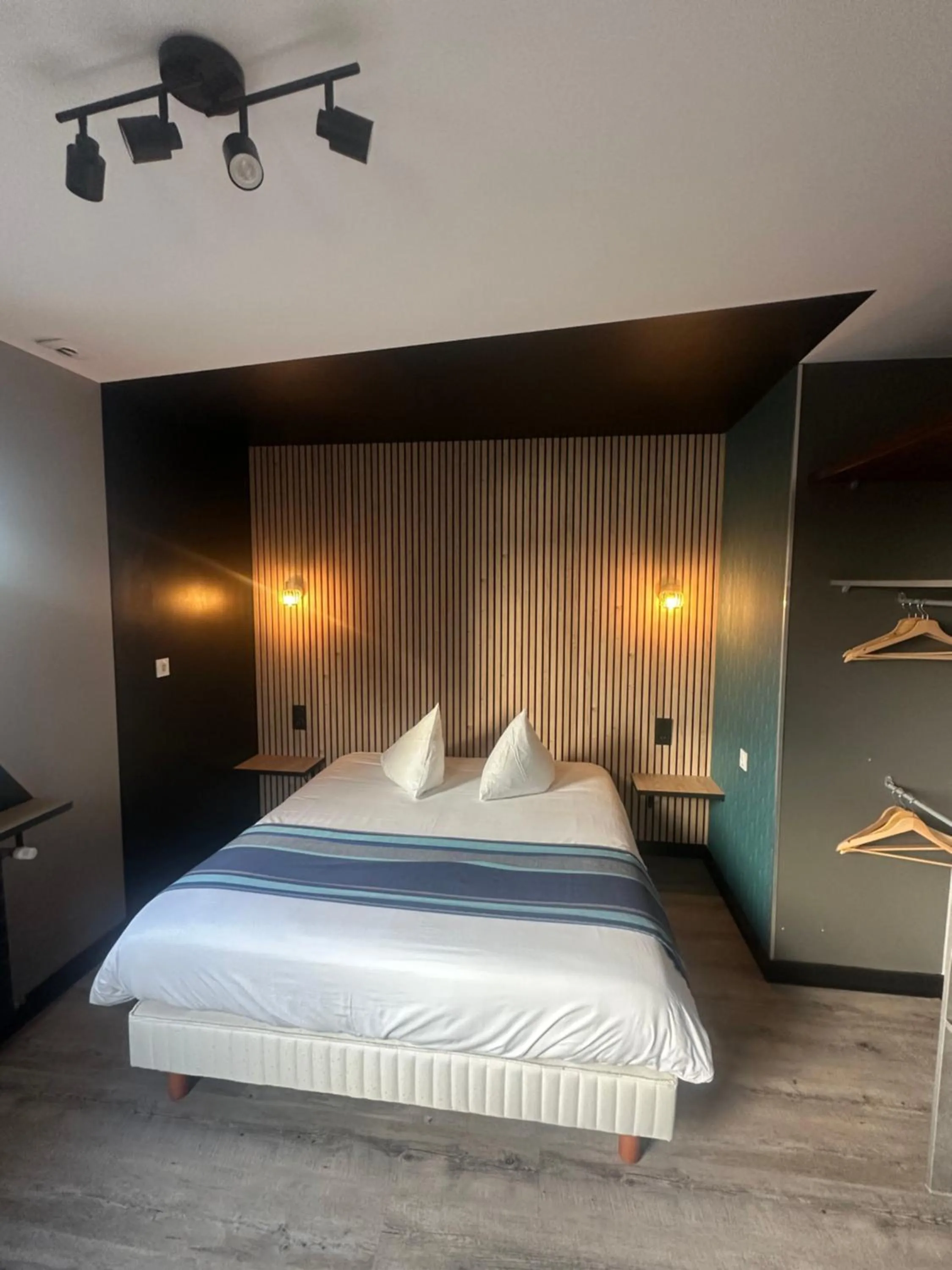 Bed in Hôtel des Rochers