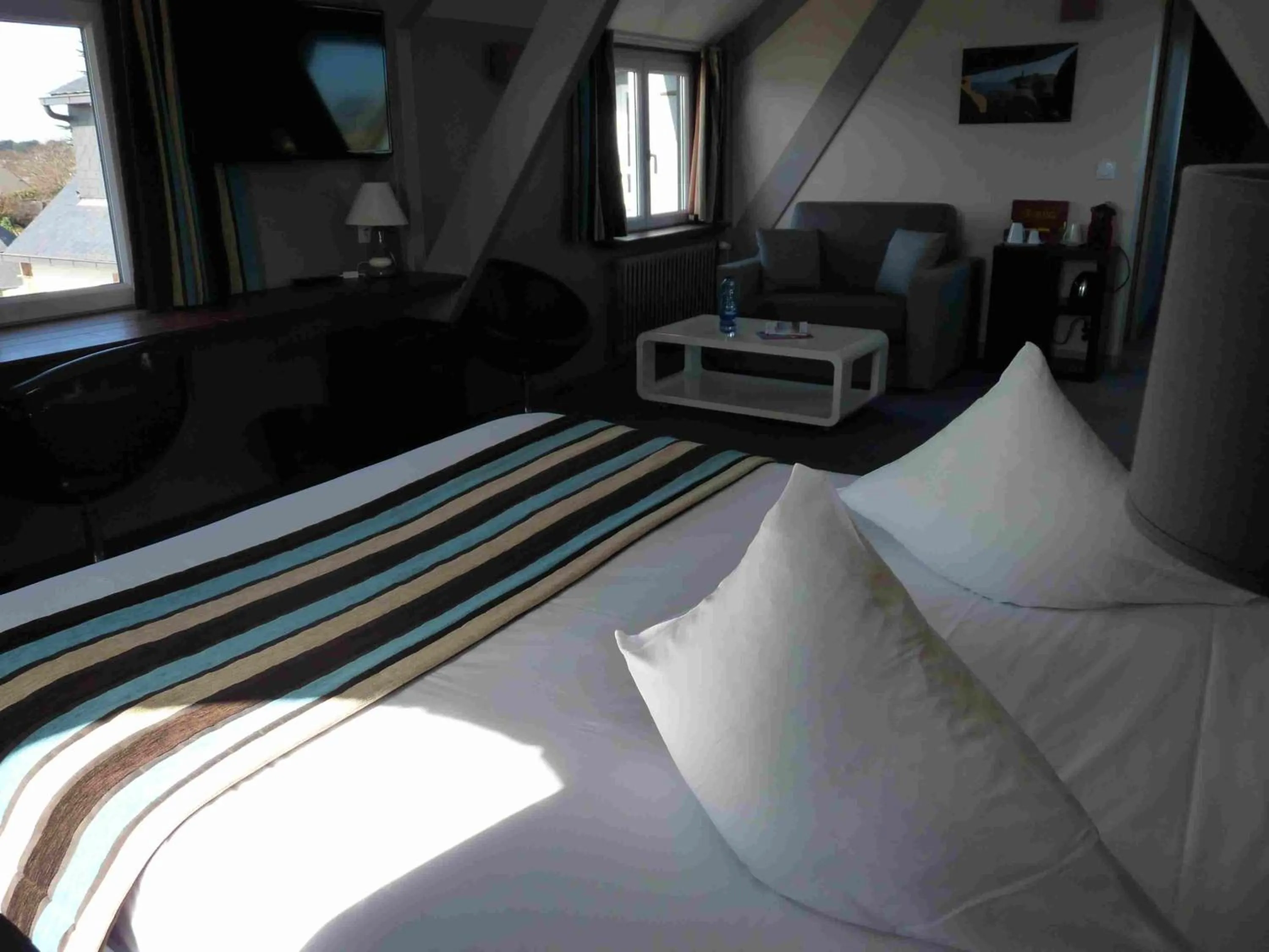 TV and multimedia, Bed in Hôtel des Rochers