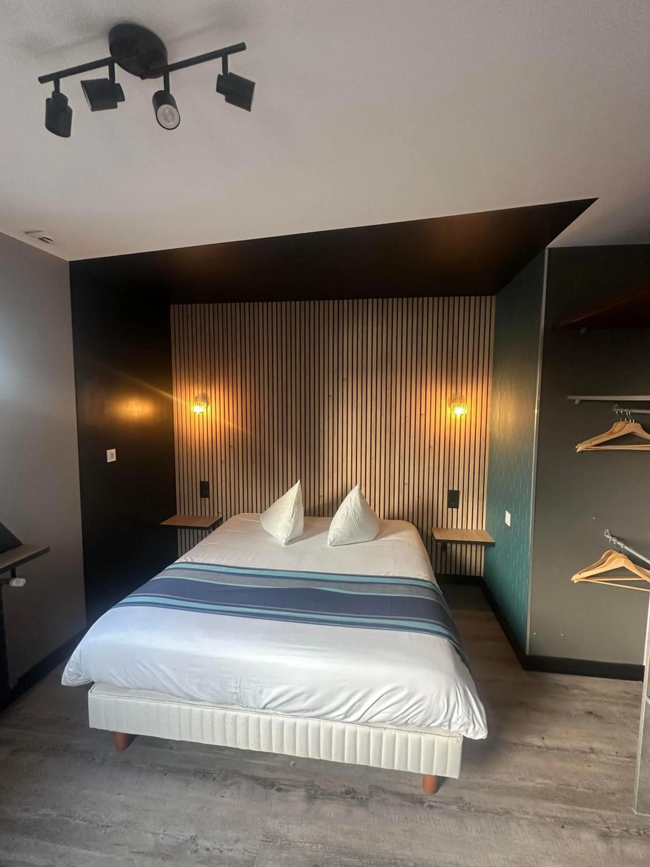 Bed in Hôtel des Rochers