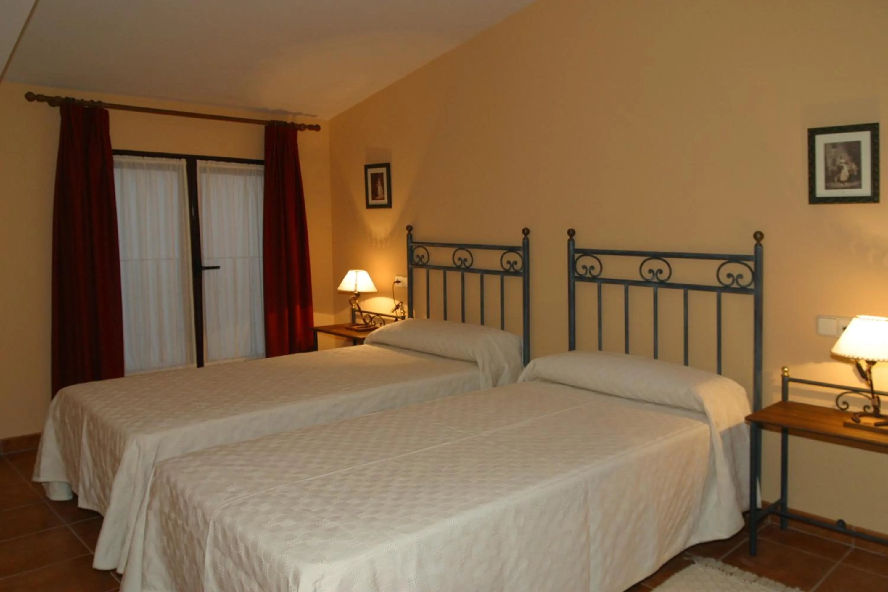 Bed in Hotel y apartamentos La Casa Rural