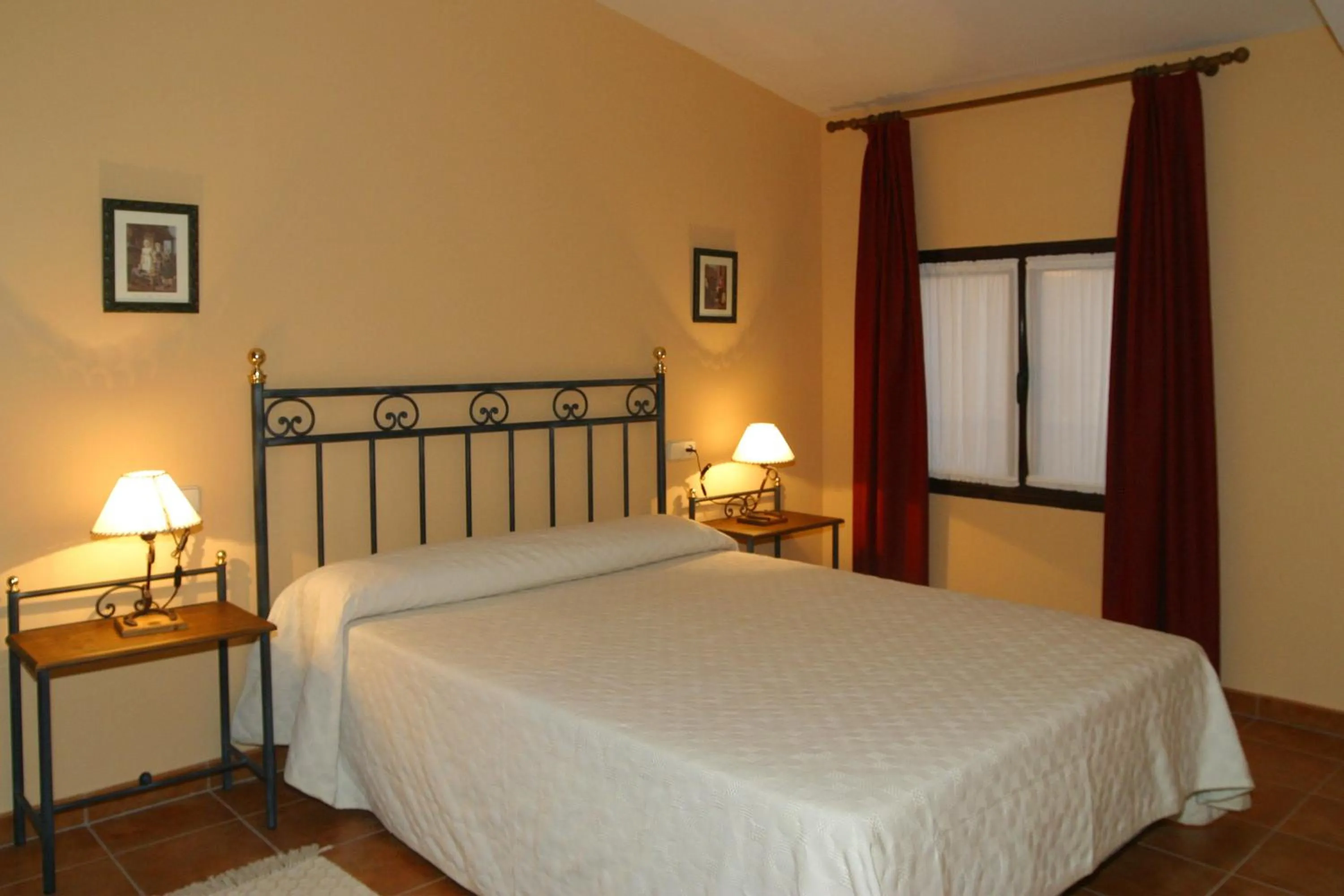 Bed in Hotel y apartamentos La Casa Rural