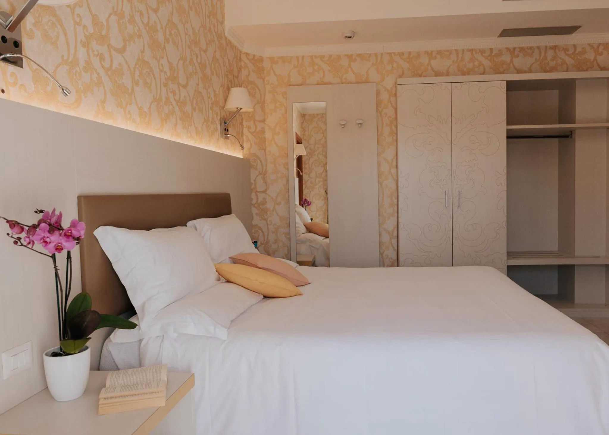 Bedroom, Bed in Hotel Flora