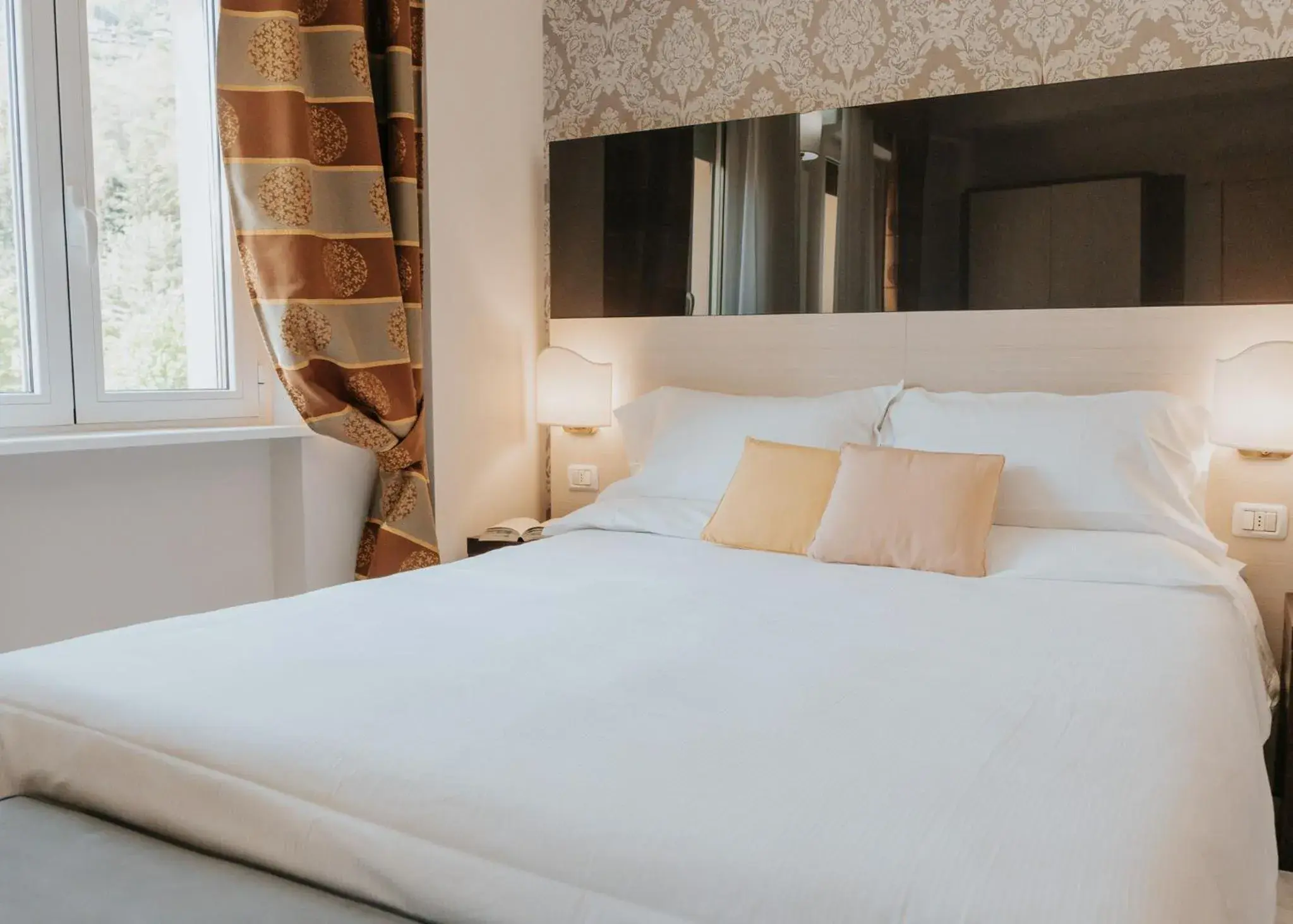 Deluxe Double or Twin Room with Mountain View in Hotel Flora Deluxe Double or Twin Room with Mountain View in Hotel Flora