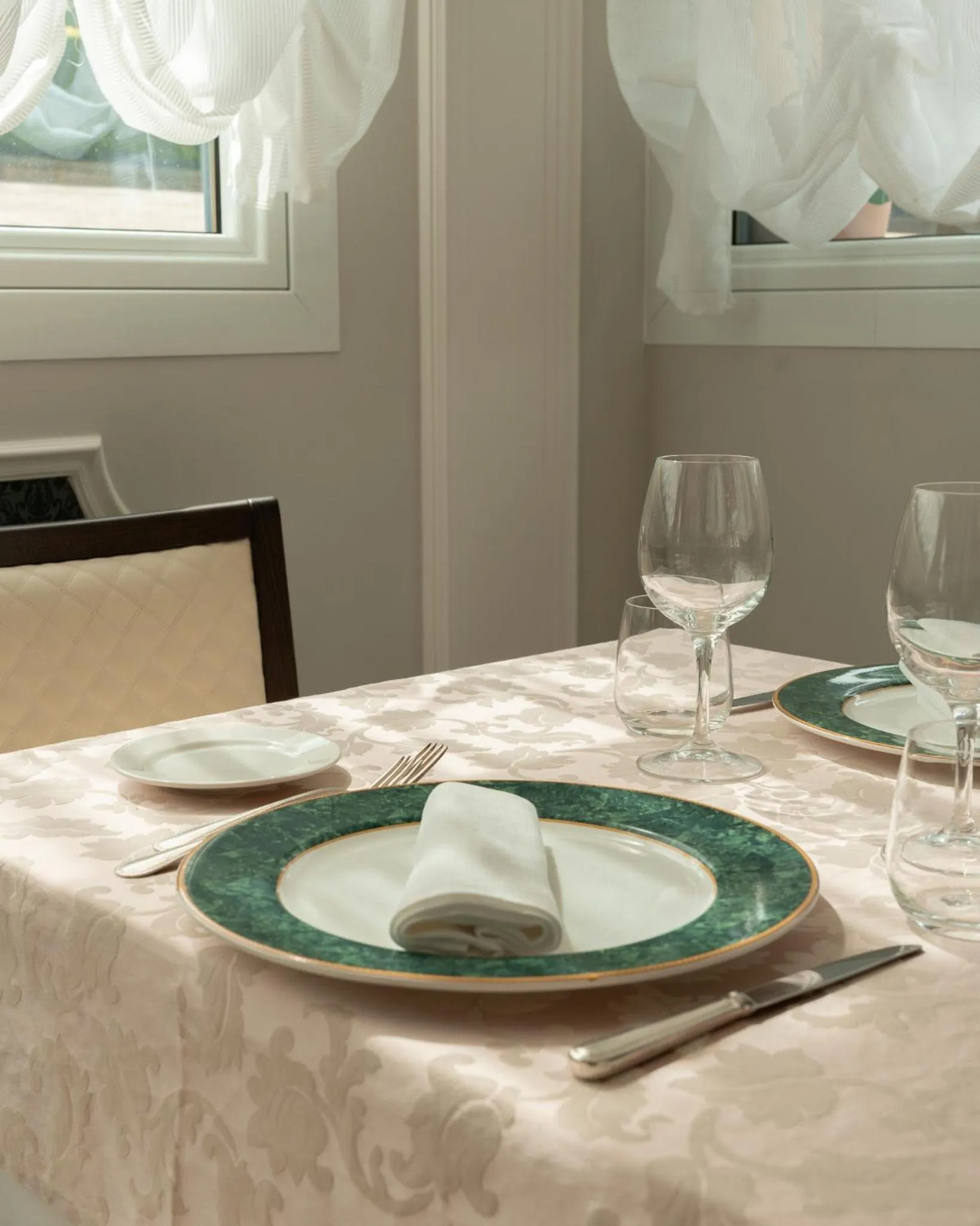 Restaurant/places to eat in Hotel Flora