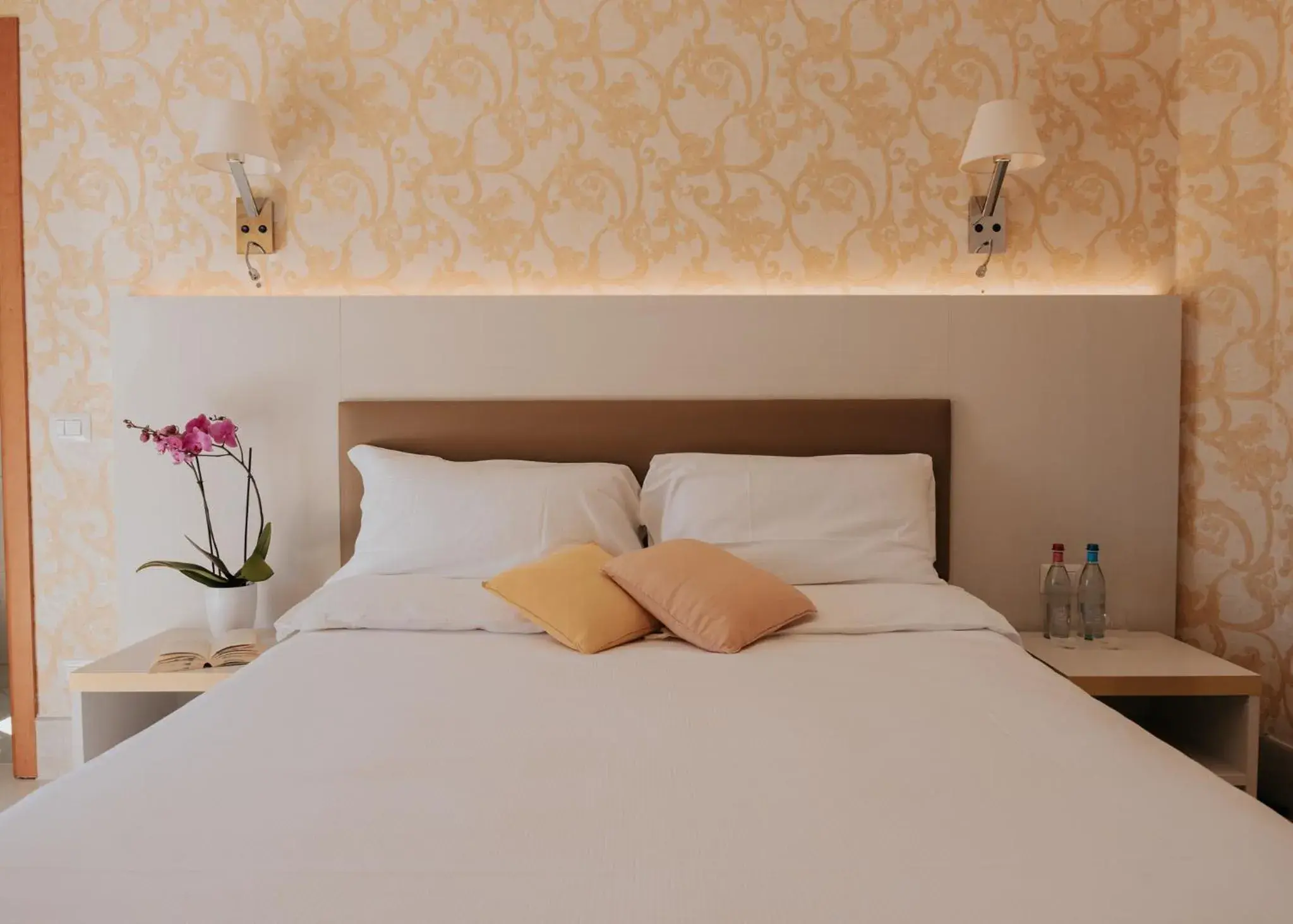 Deluxe Double or Twin Room with Lake View in Hotel Flora Deluxe Double or Twin Room with Lake View in Hotel Flora