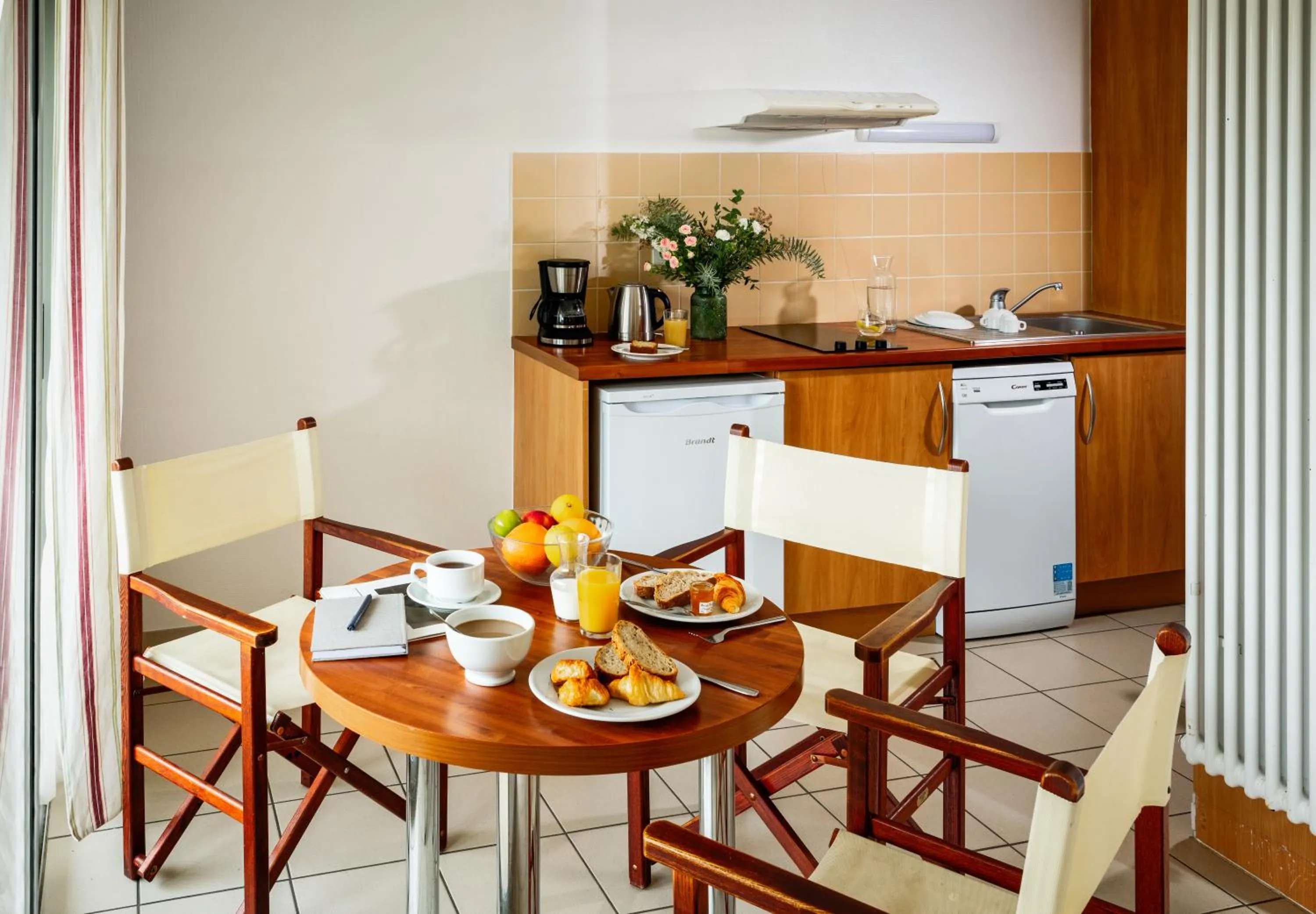 Kitchen or kitchenette in Résidences Valdys Thalasso & Spa de Rockroum