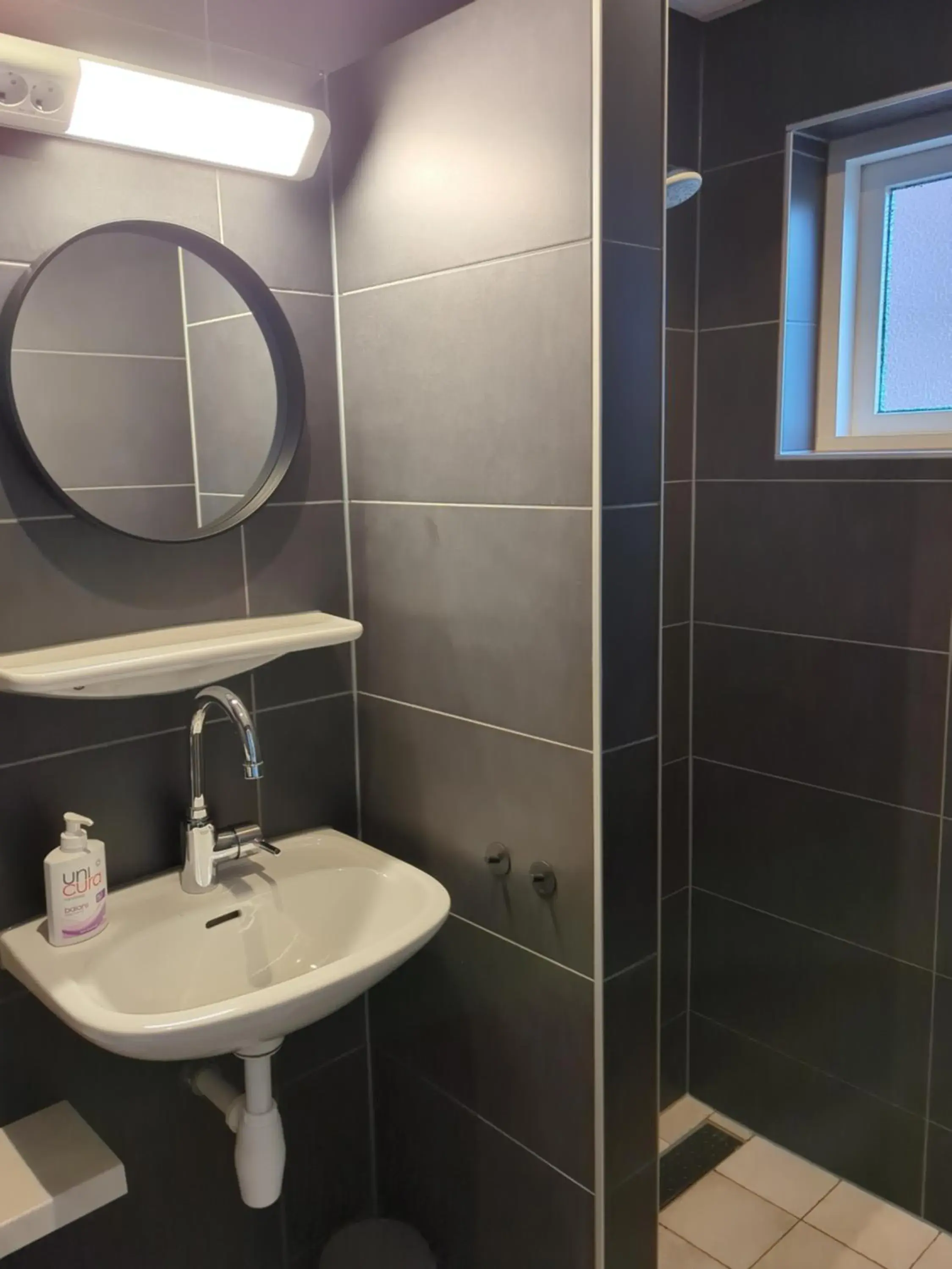 Twin Room - single occupancy in Ouddorp Connection Guesthouse - Ouddorp Twin Room - single occupancy in Ouddorp Connection Guesthouse - Ouddorp