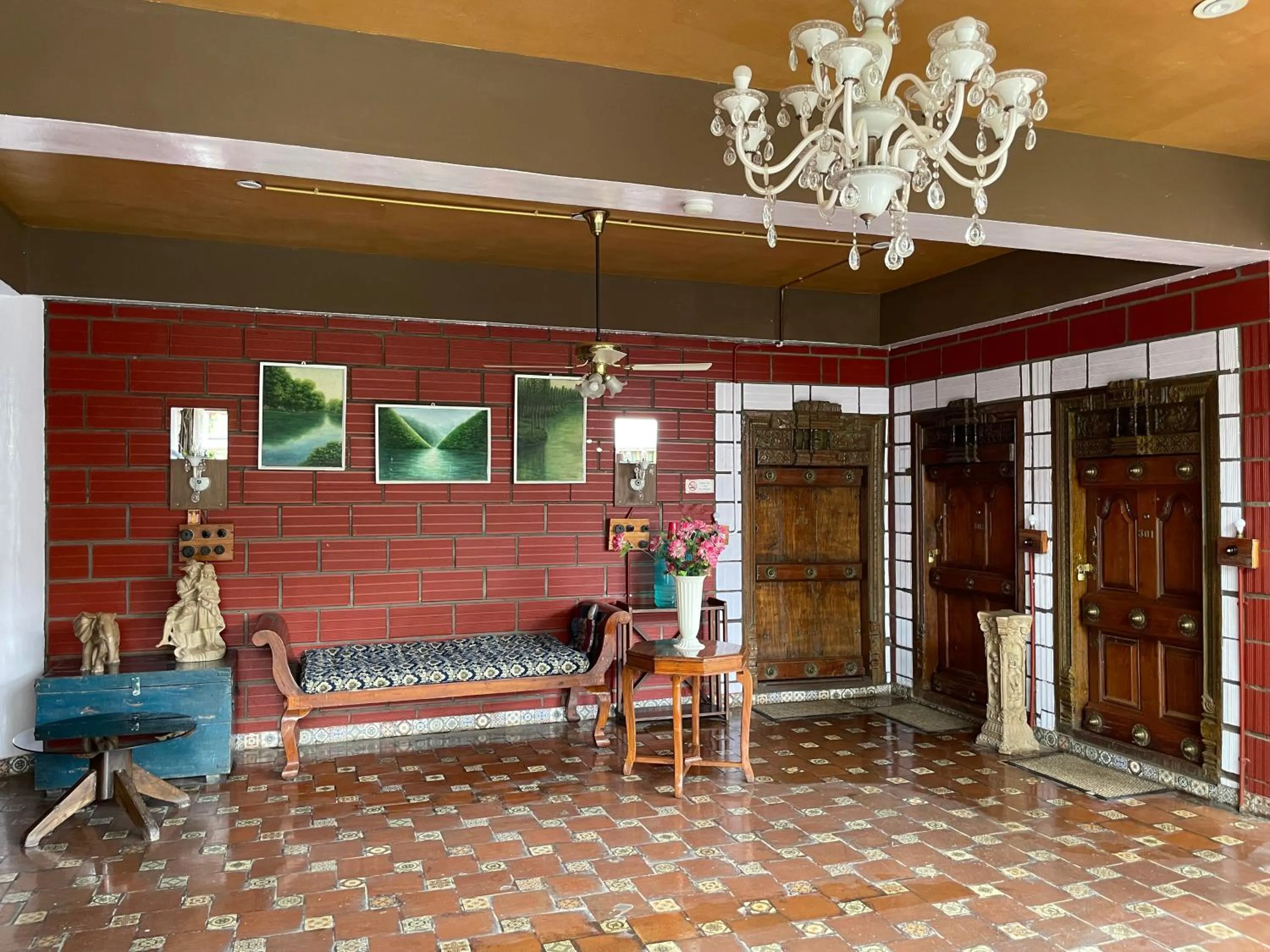 Communal lounge/ TV room in Golden Lotus Bangalore Boutique Suites