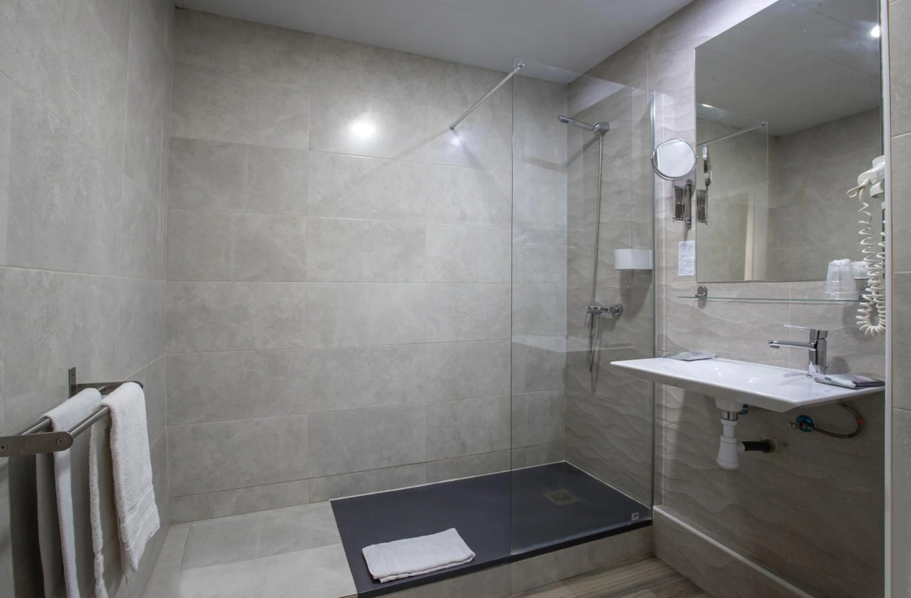 Shower in Cuatro Naciones