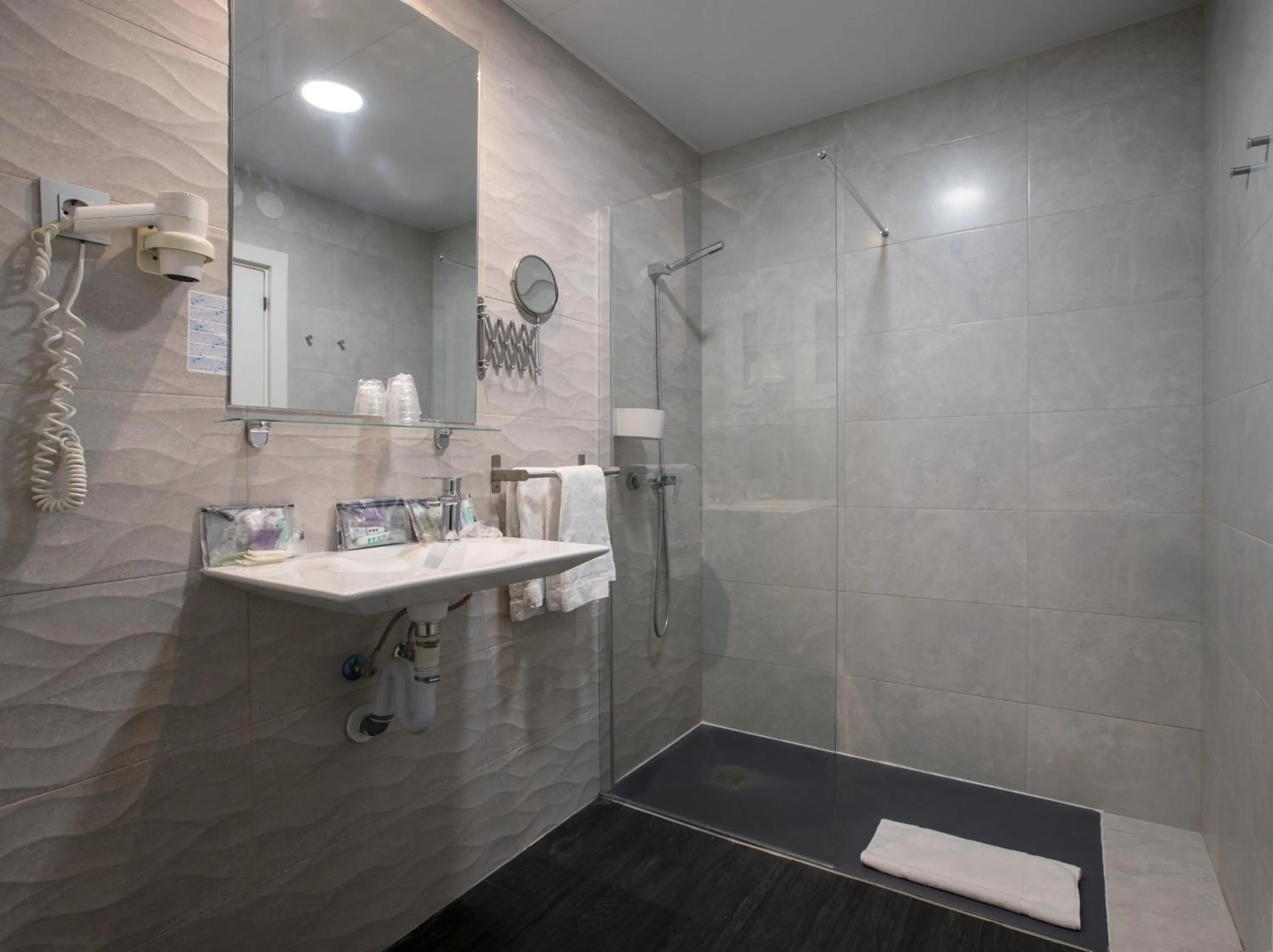 Shower in Cuatro Naciones