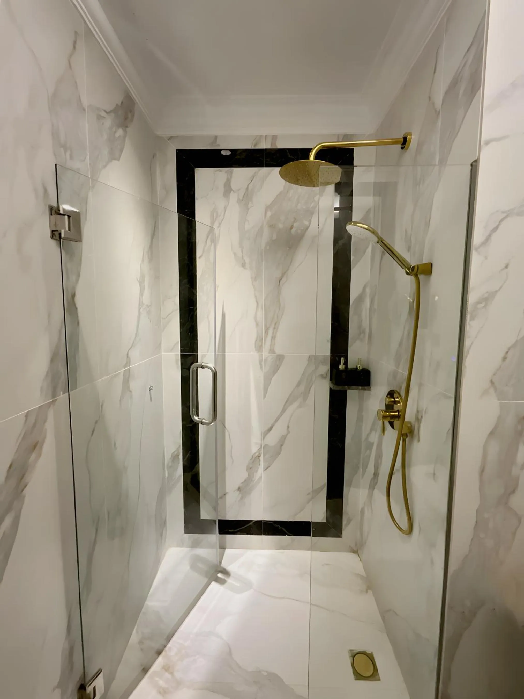 Shower in Grand Eska Hotel & Suites Batam