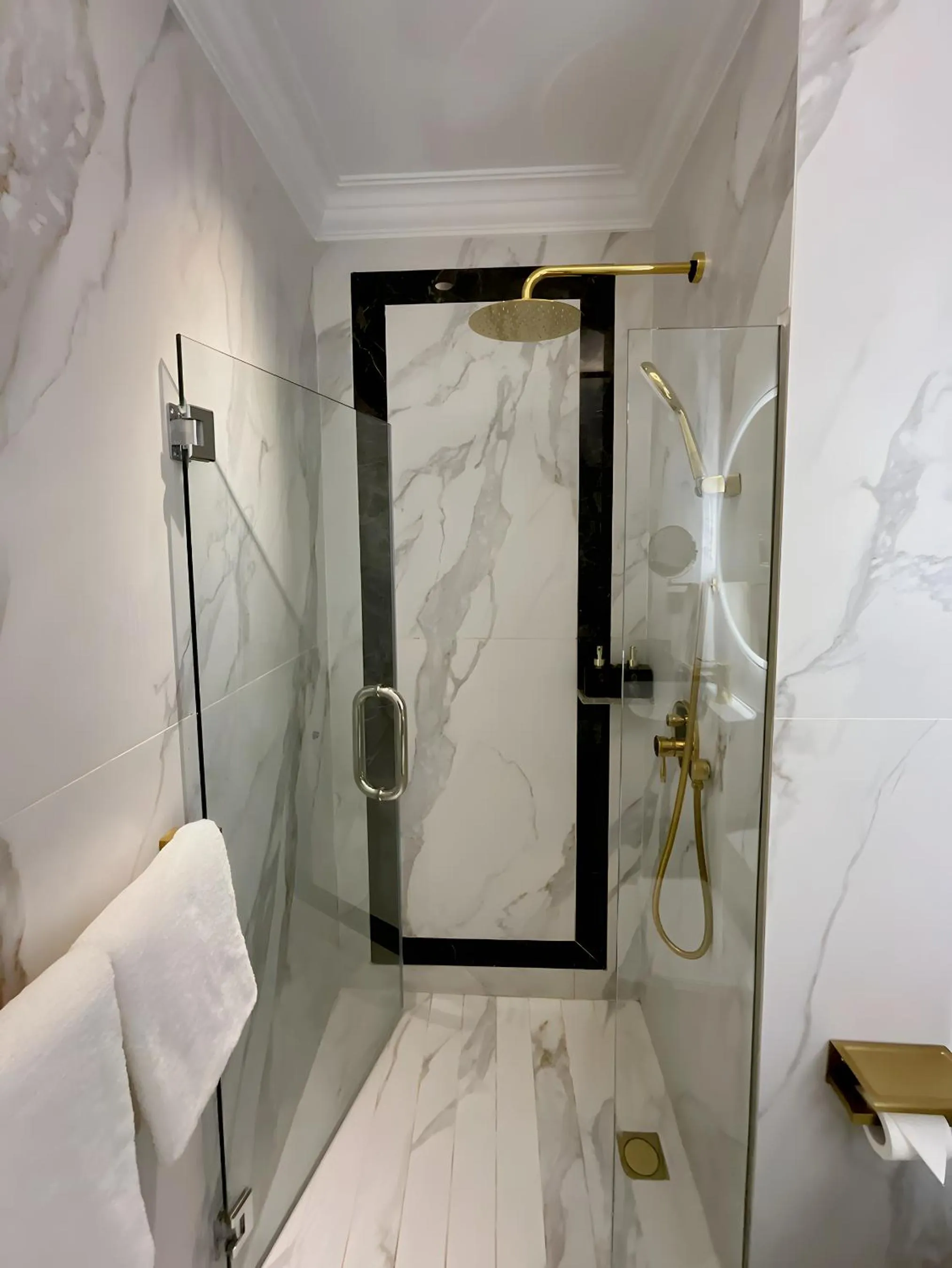 Shower in Grand Eska Hotel & Suites Batam