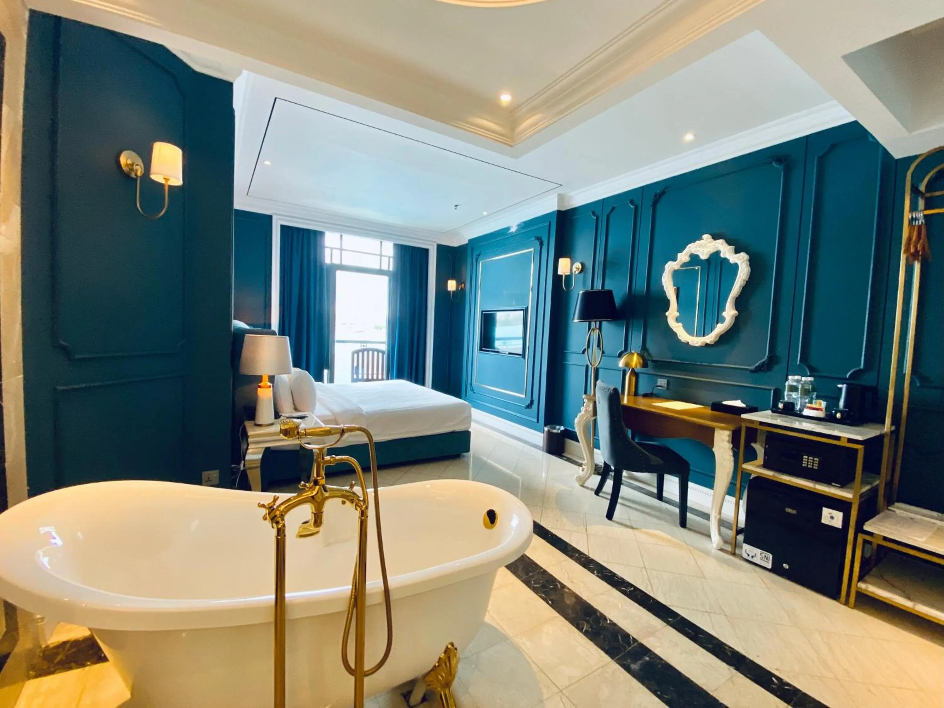 Bath, Bed in Grand Eska Hotel & Suites Batam