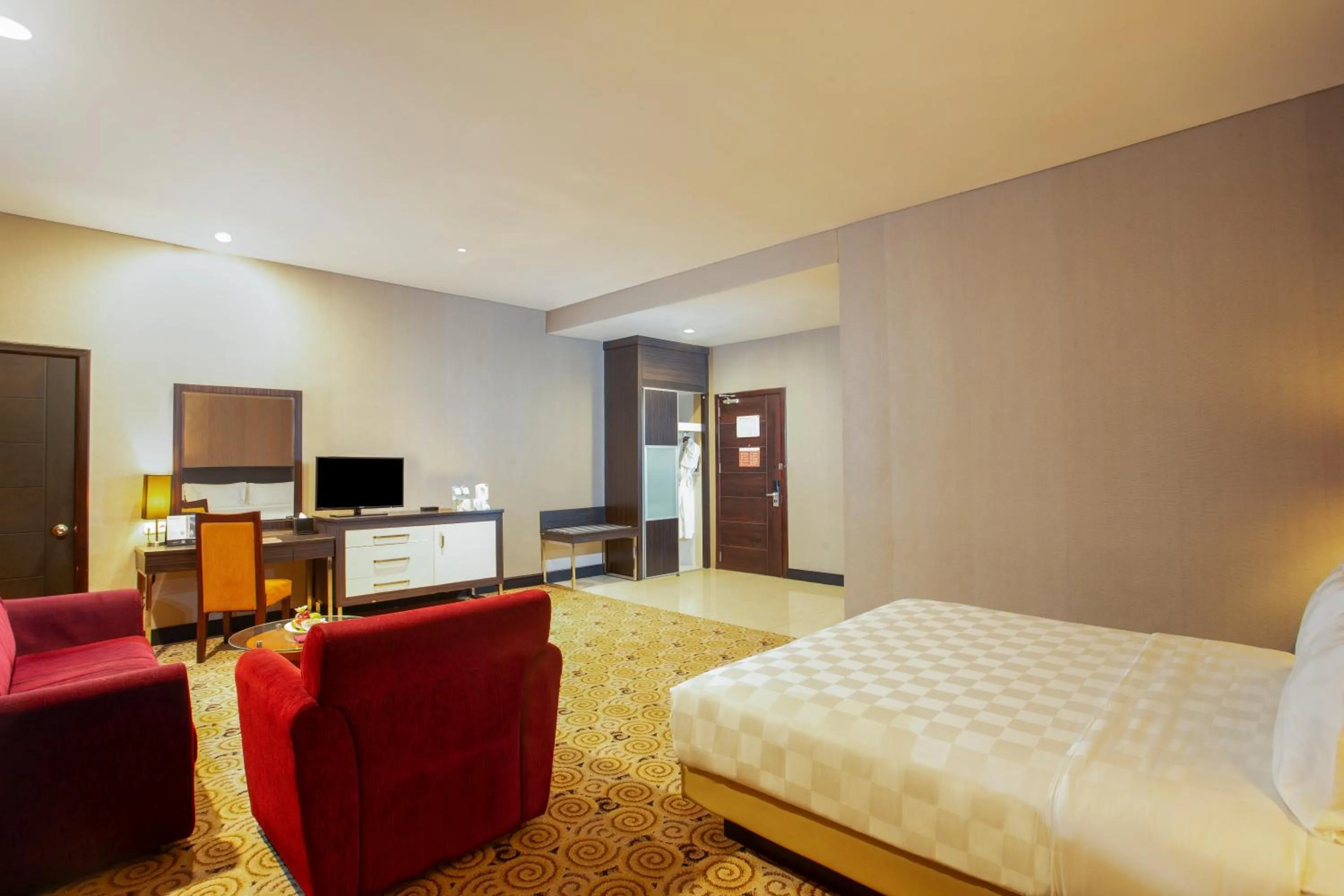 Living room, Bed in Swiss-Belhotel Kendari