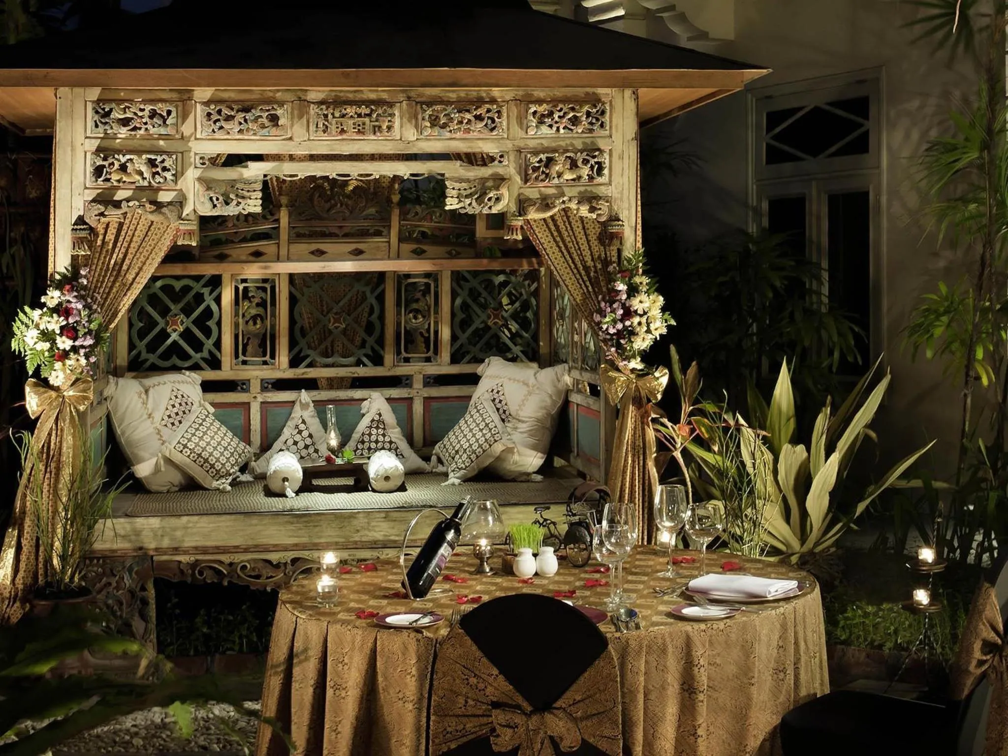 Lounge or bar in The Phoenix Hotel Yogyakarta - Handwritten Collection