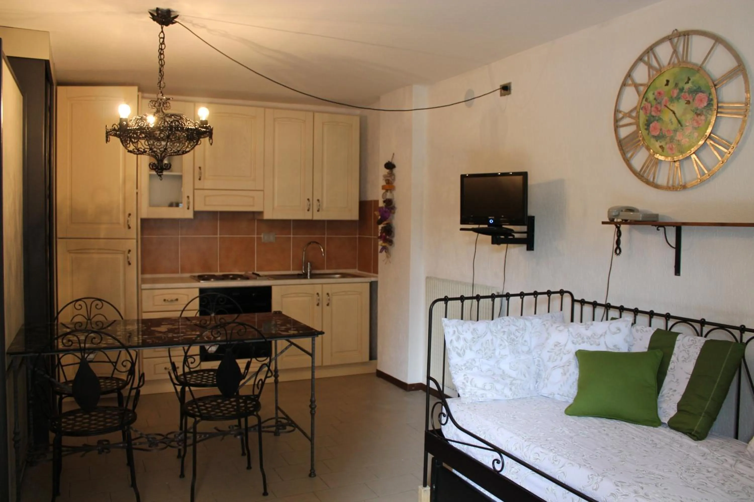 Kitchen or kitchenette, Bed in Jolly Residence