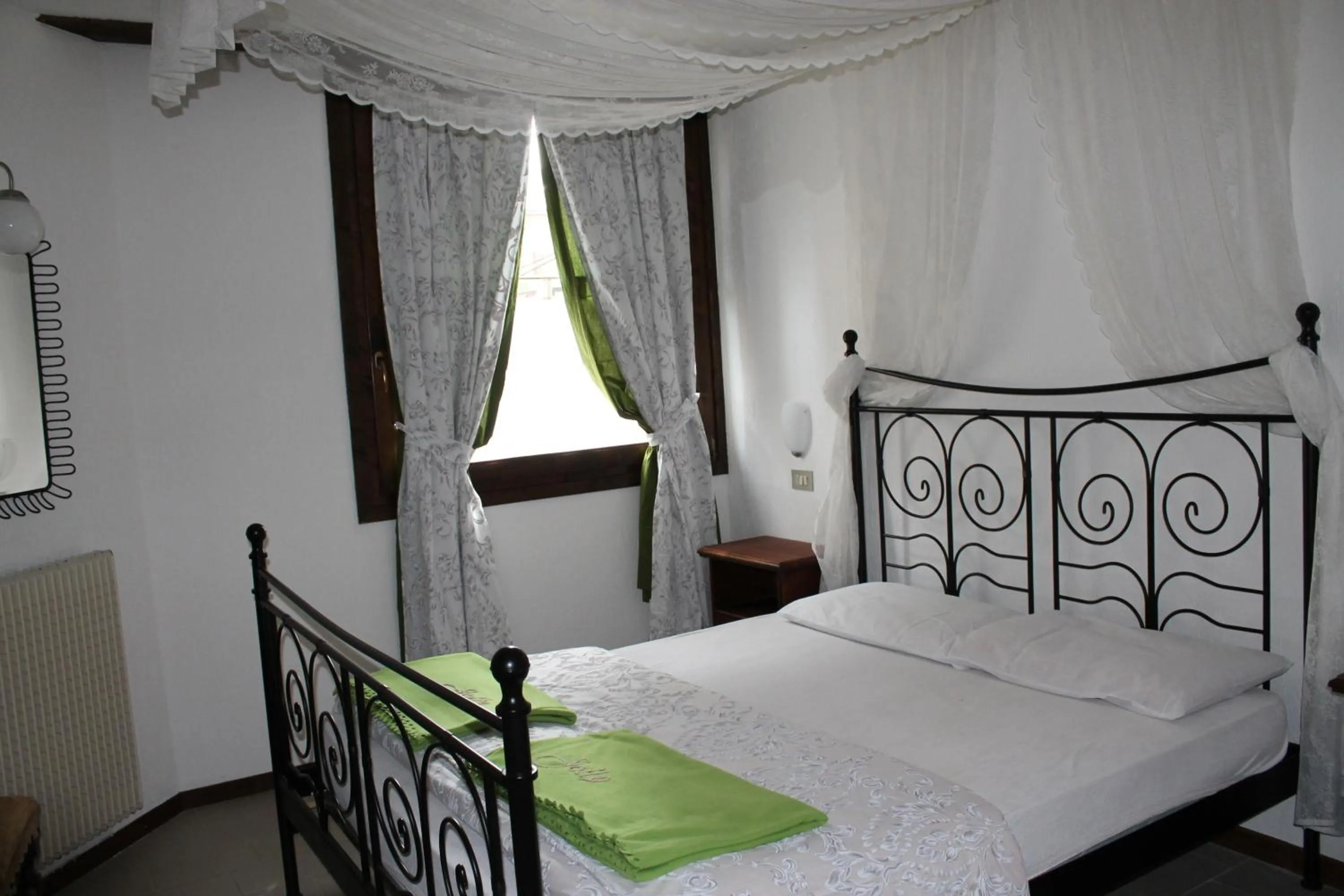 Bedroom, Bed in Jolly Residence