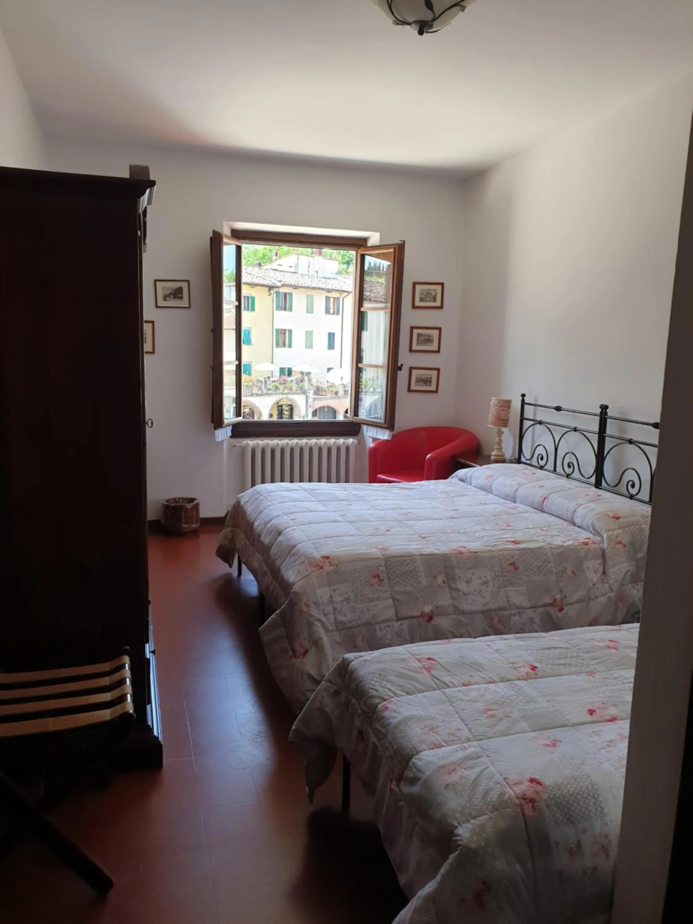 Photo of the whole room, Bed in Albergo Giovanni Da Verrazzano