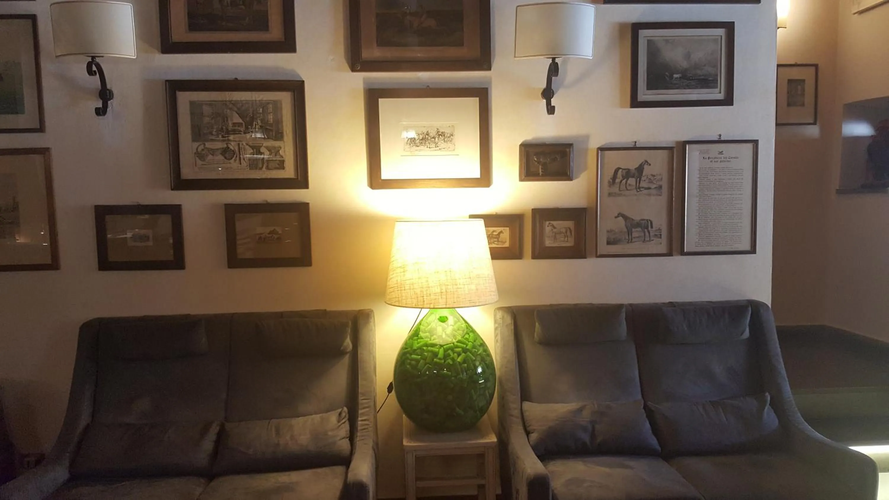 Communal lounge/ TV room in Albergo Giovanni Da Verrazzano